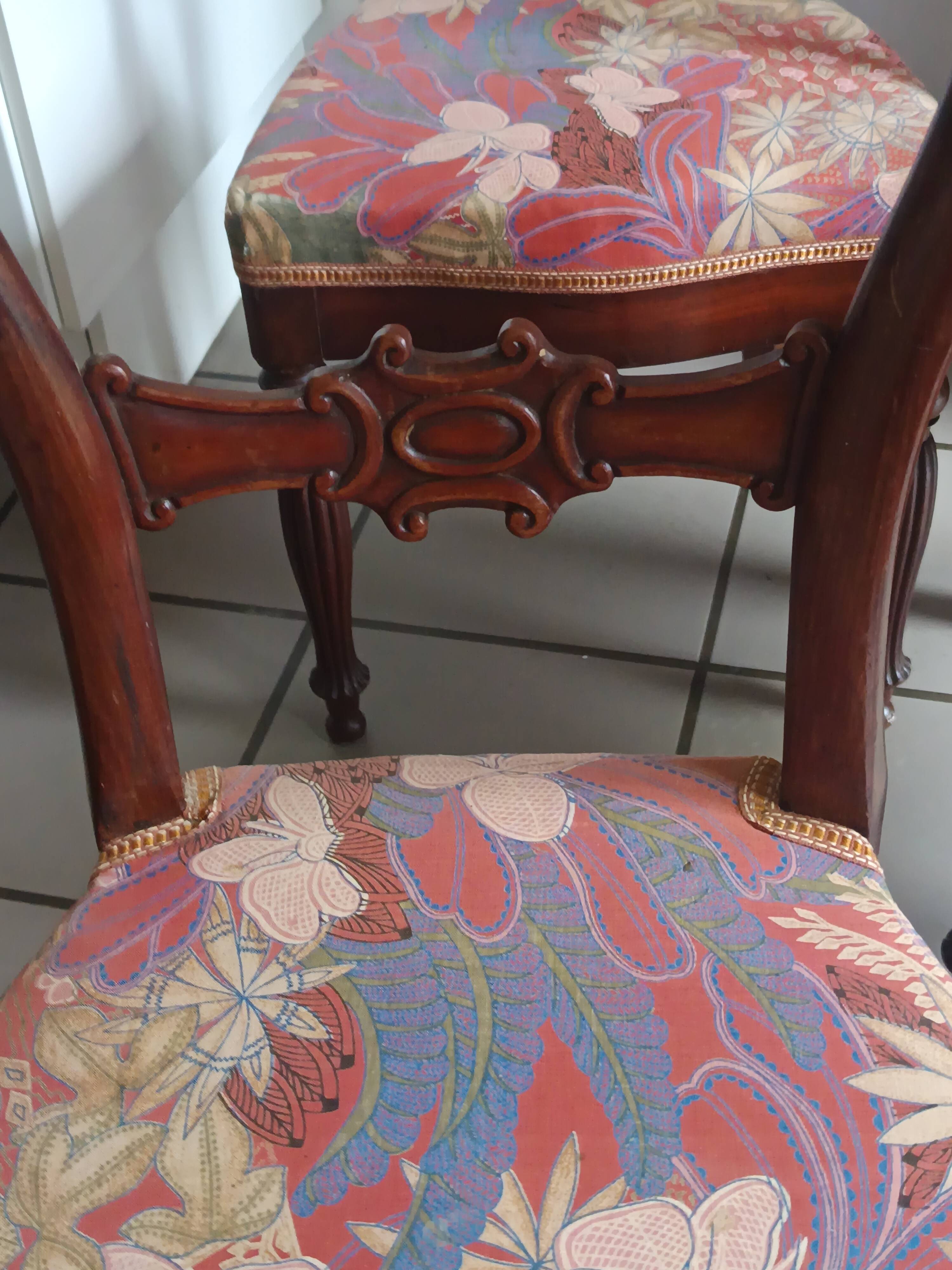 Set of 5 antique mahogany chairs in early 20th century Chippendale style.