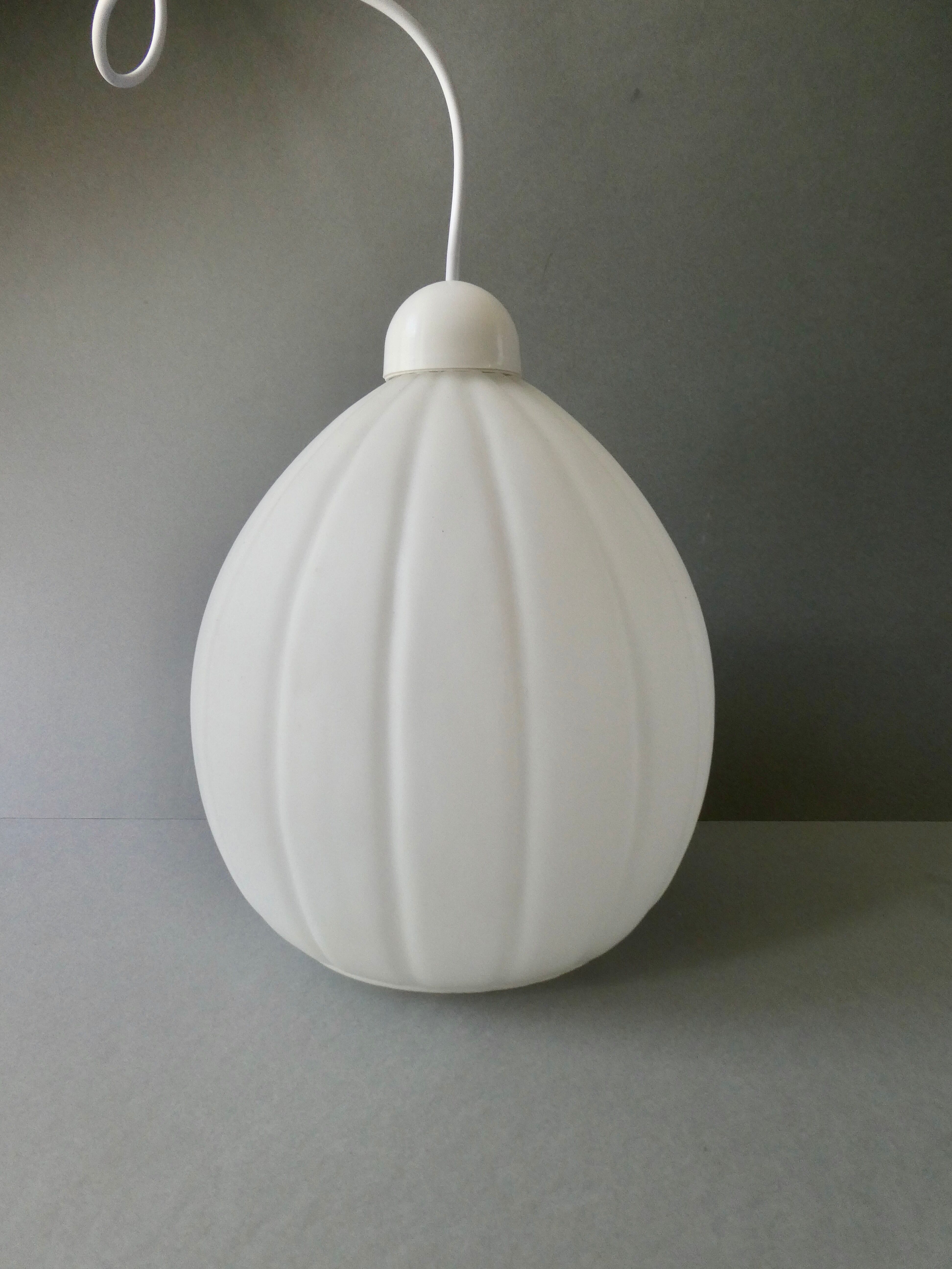 Suspension in white opaline