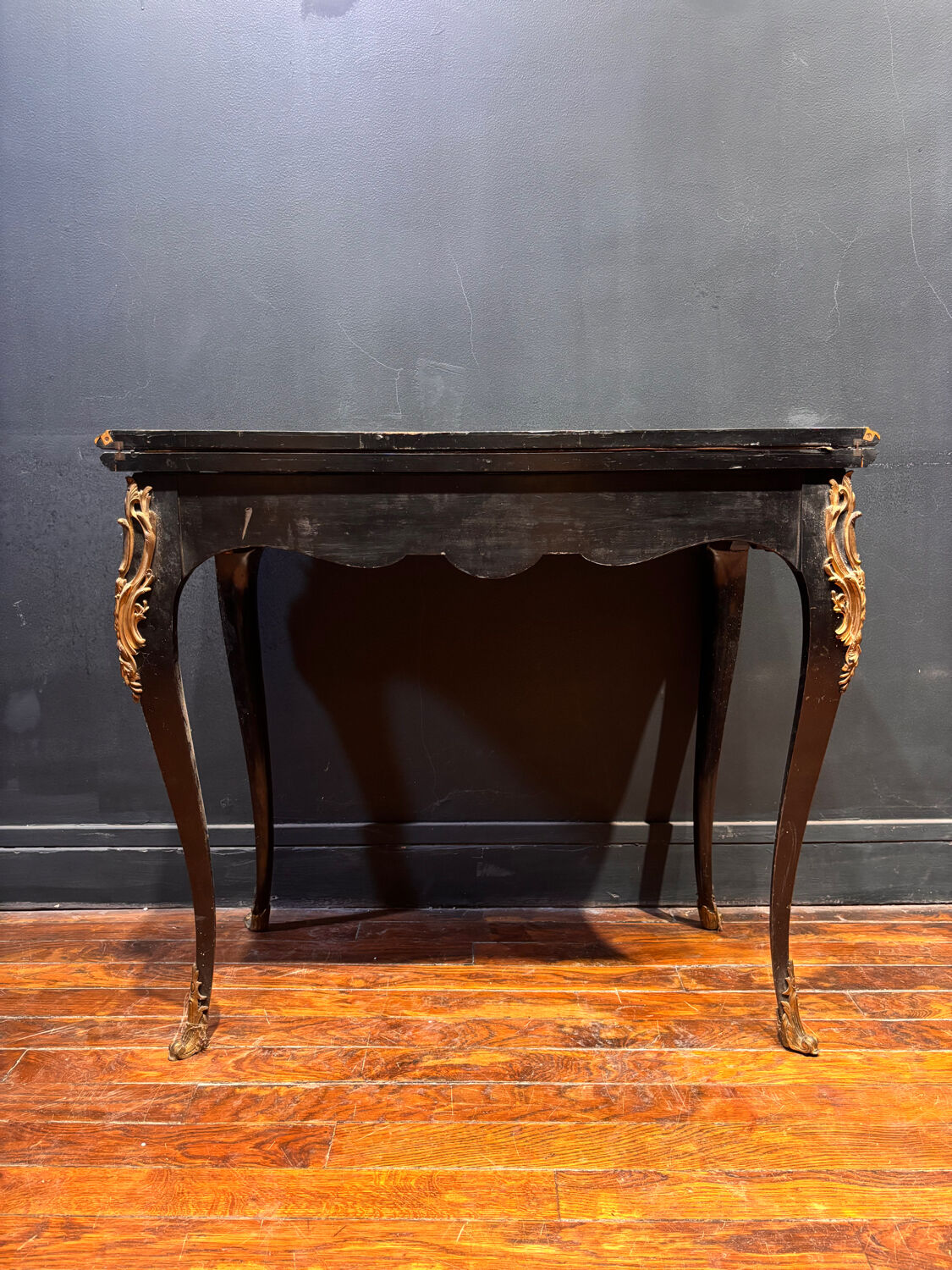 Antique wooden and brass game table – Timeless elegance