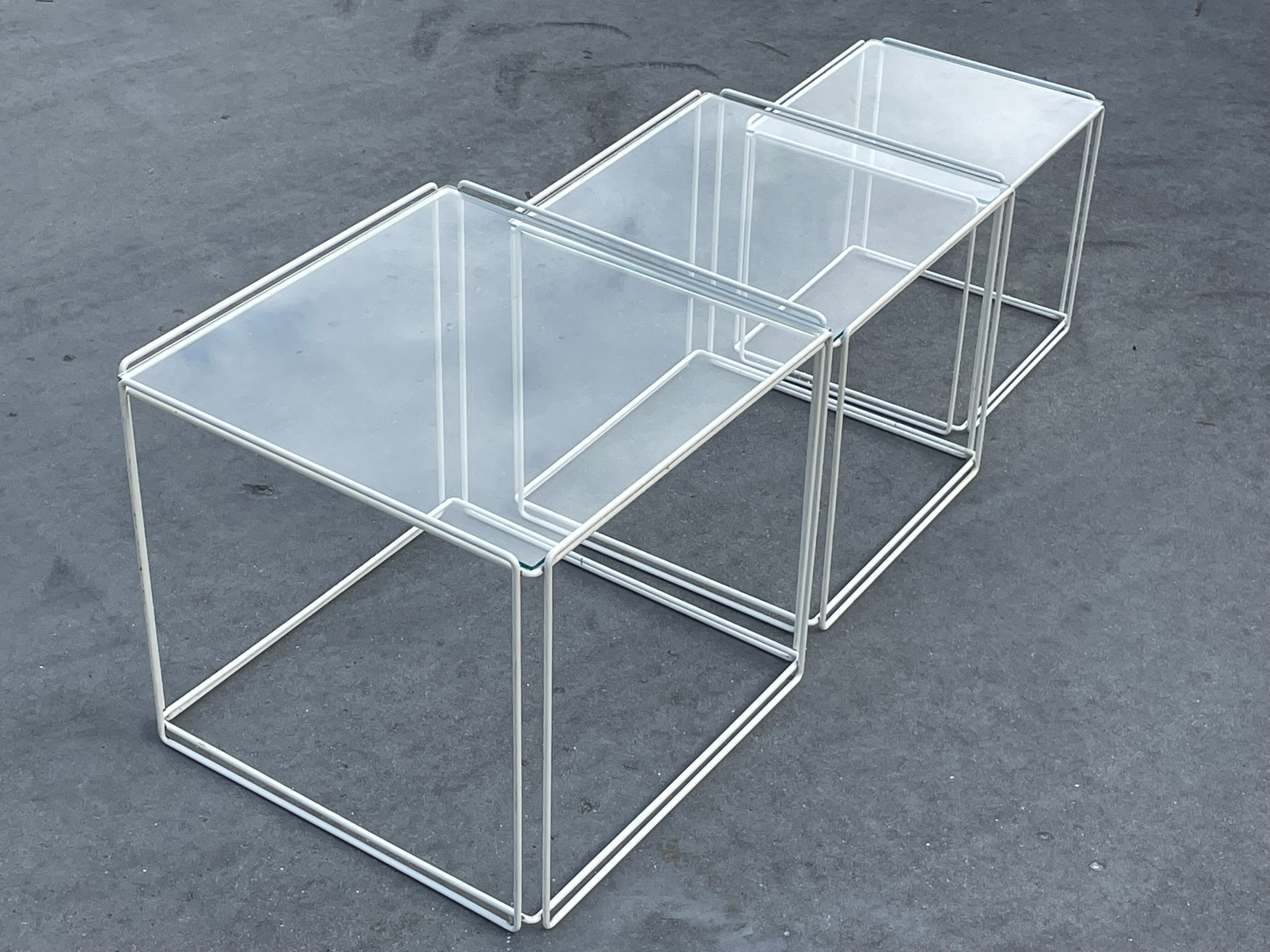 Tables gigognes design Max Sauze éditées par Iscocèle