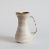 Pitcher with handle