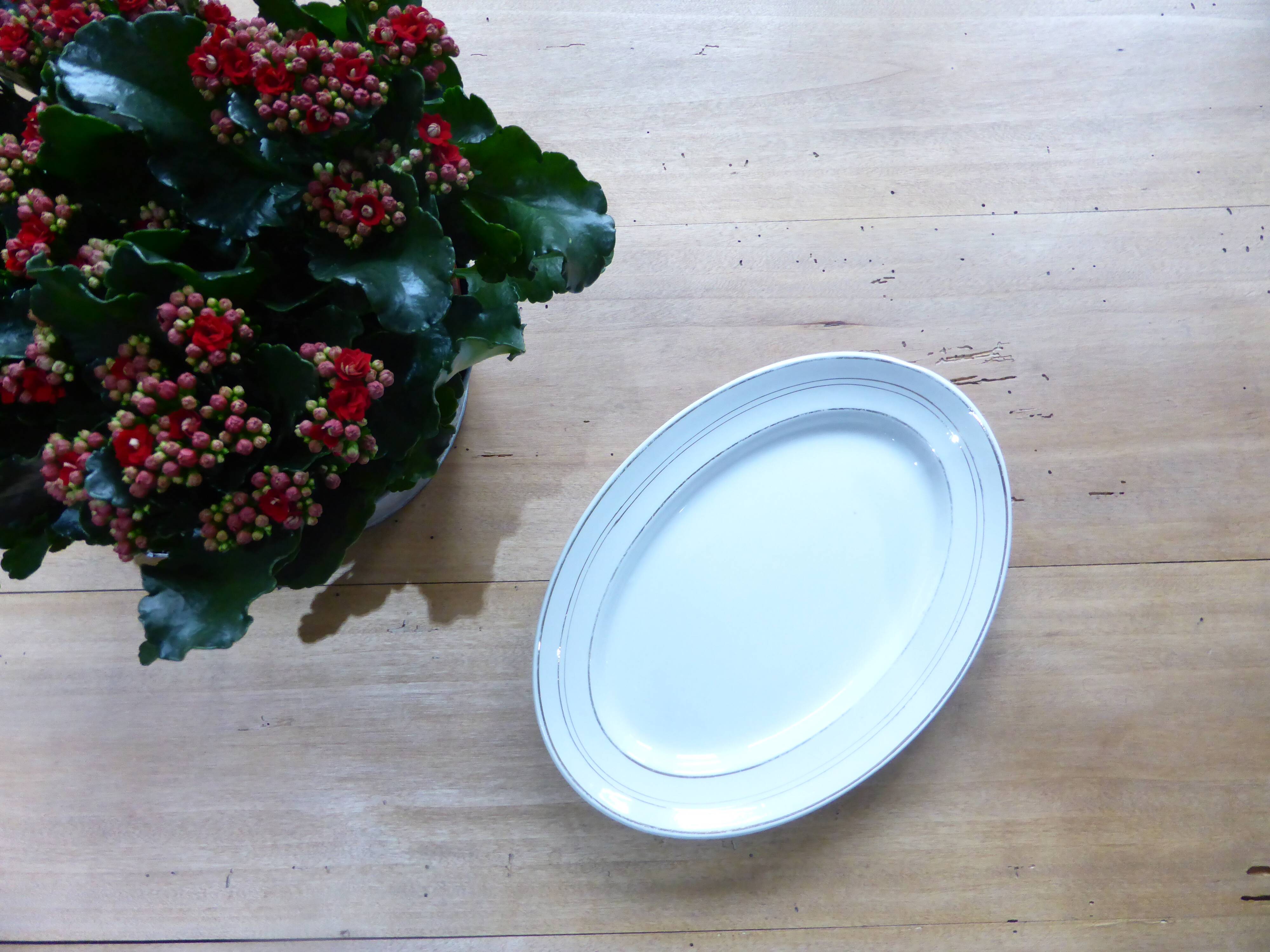 Plat de service oval en porcelaine de St Amand 191106