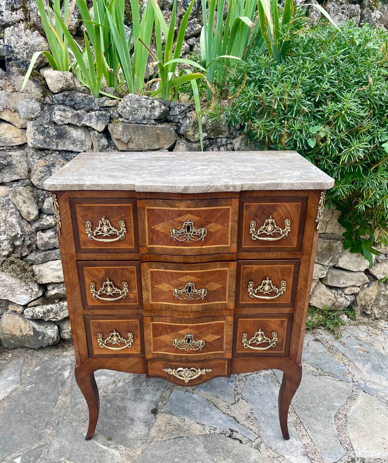 Petite commode en Marqueterie à Ressaut central Époque XIX eme siècle