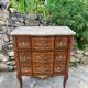 Petite commode en Marqueterie à Ressaut central Époque XIX eme siècle