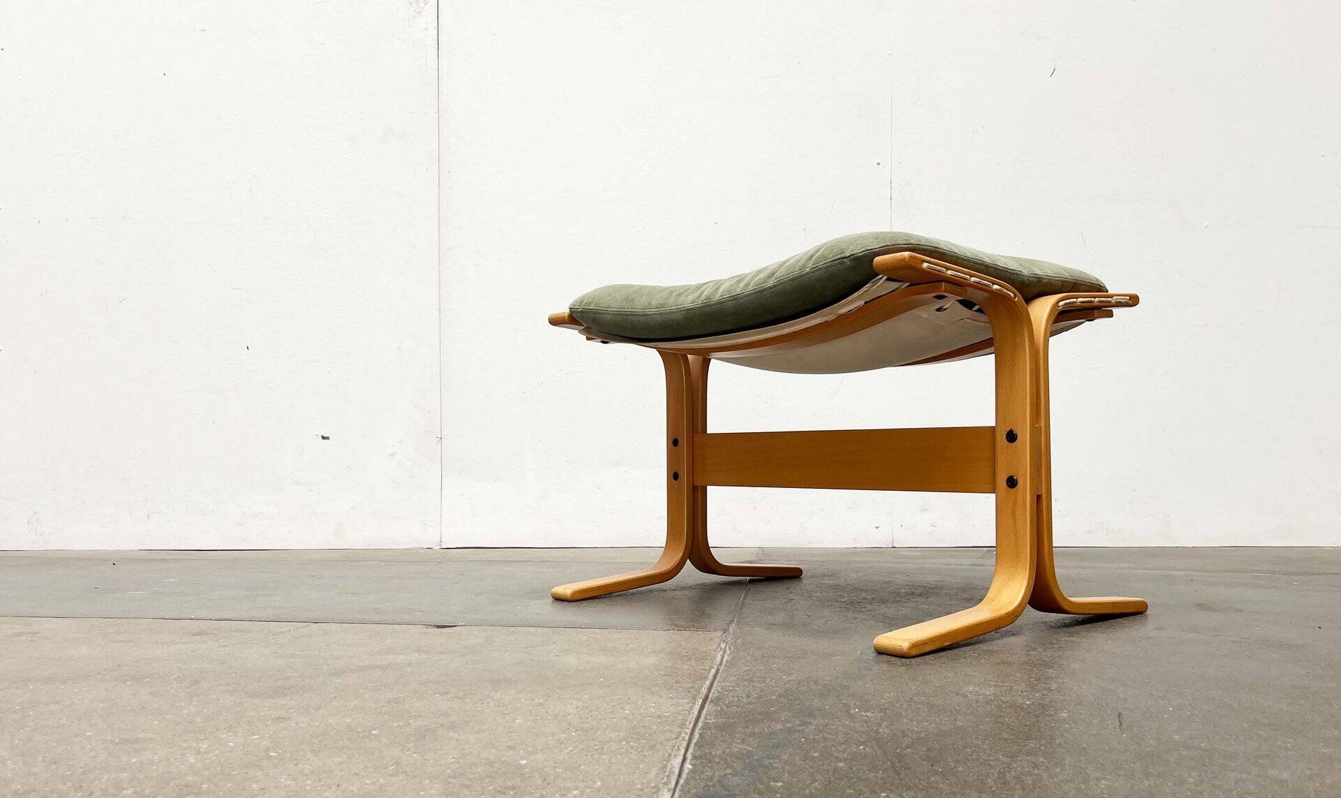 Mid-century Norwegian Siesta pouf in nubuck leather by Ingmar Relling for Westnofa, 1960s.