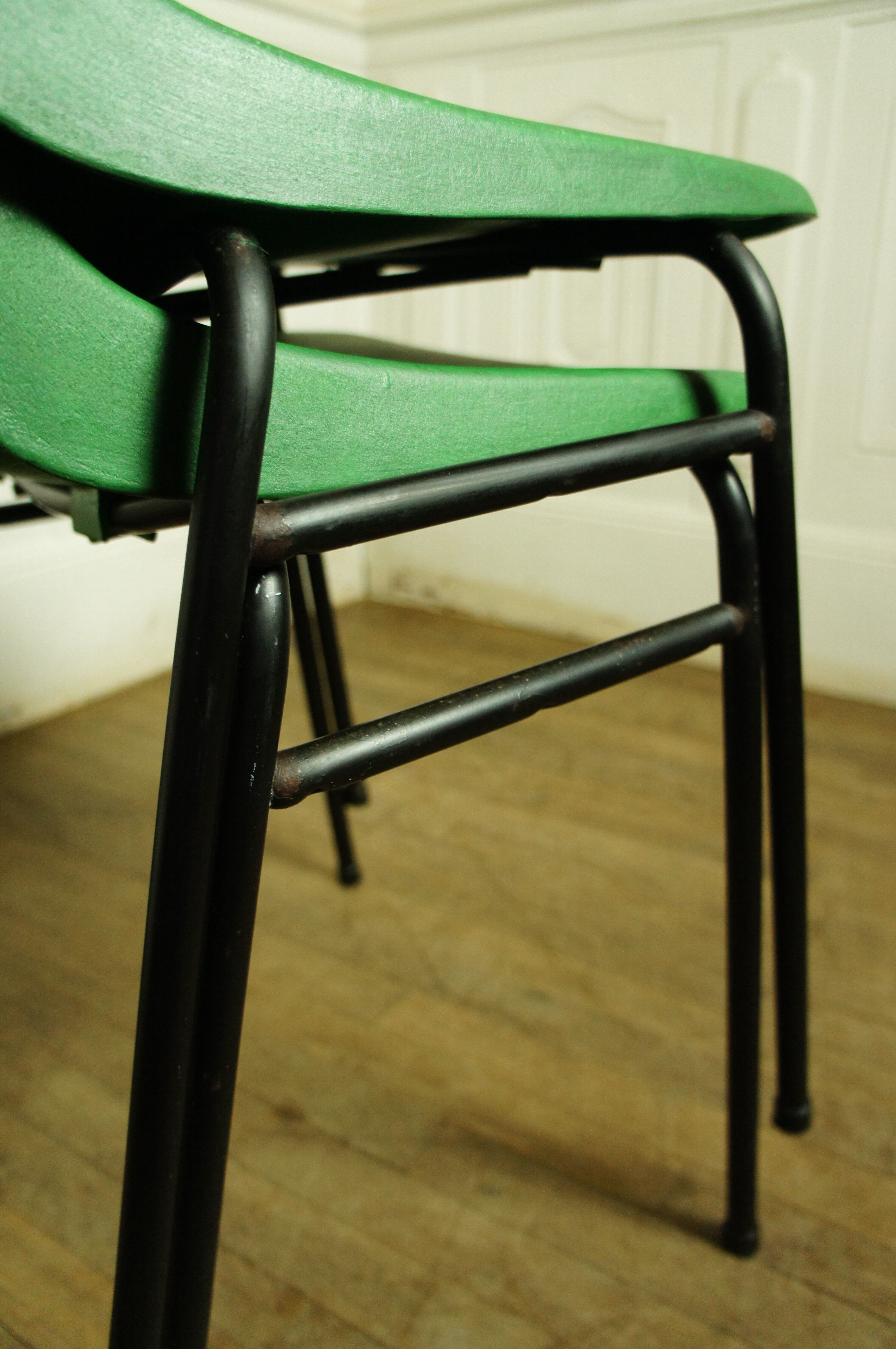 Pair of stackable Grosfillex M4 hull chairs