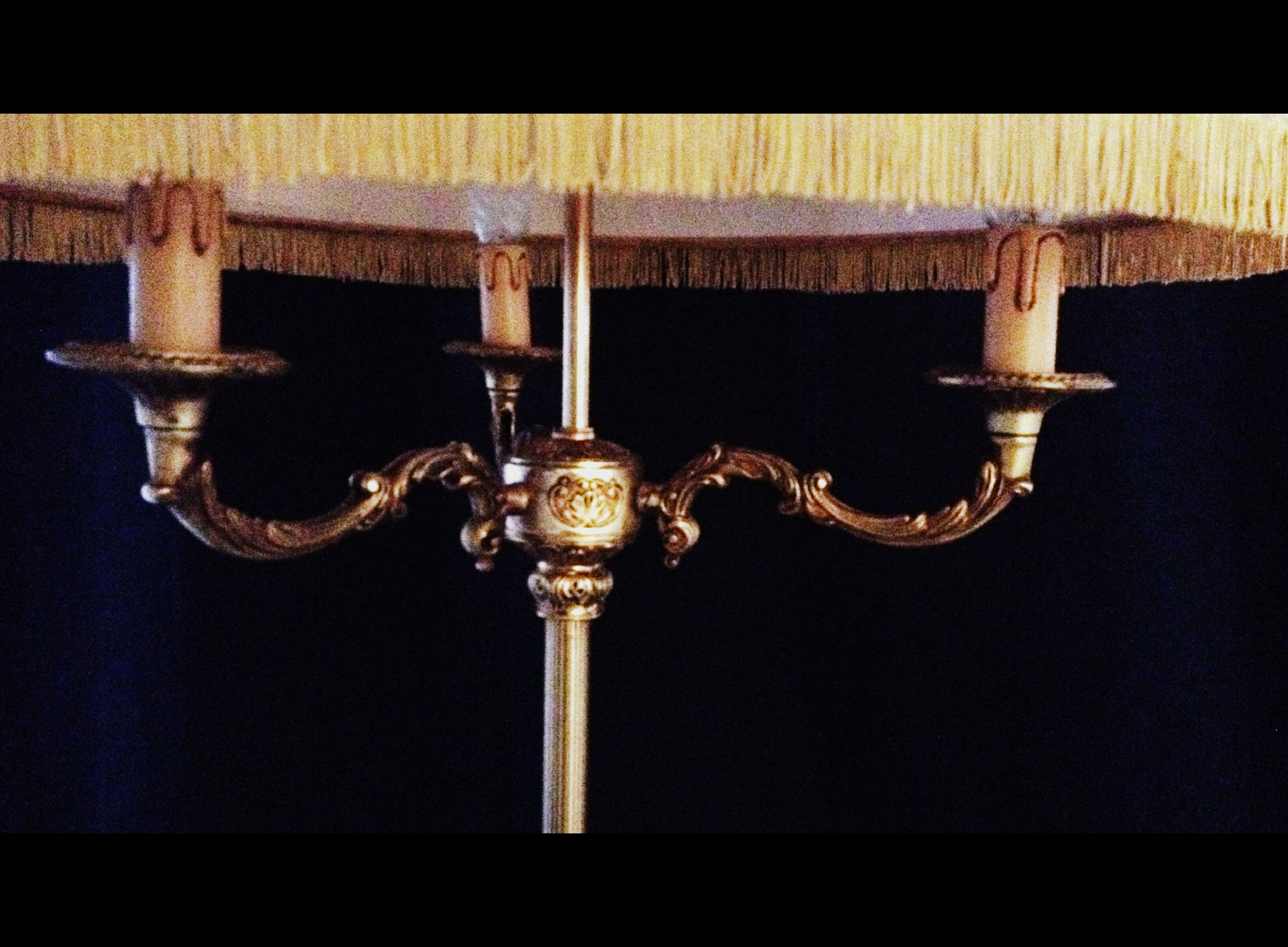 Bronze tripod lamppost