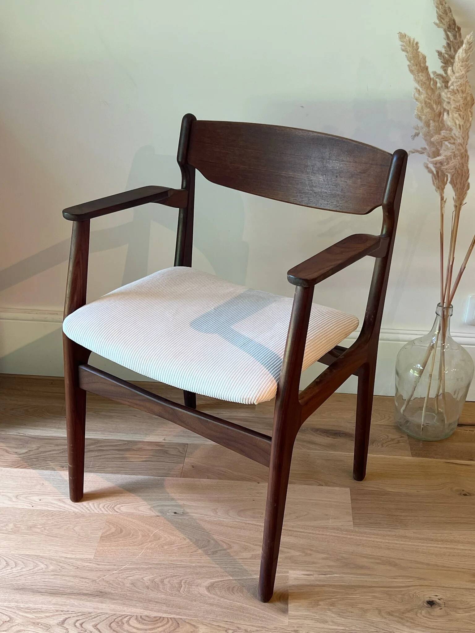 Fauteuil scandinave en teck et velours côtelé blanc "Hymir", années 60