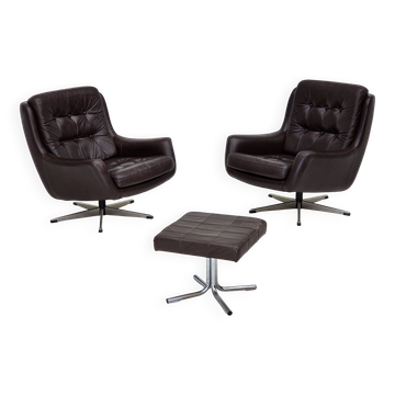 Années 1970, ensemble de deux chaises longues pivotantes avec repose-pieds, en cuir.