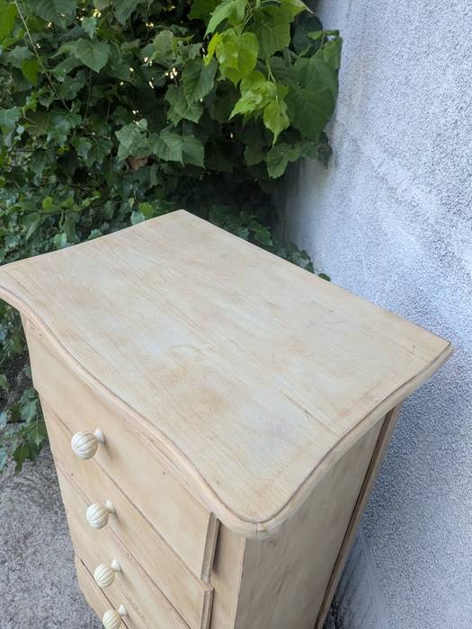 Natural wood chest of drawers