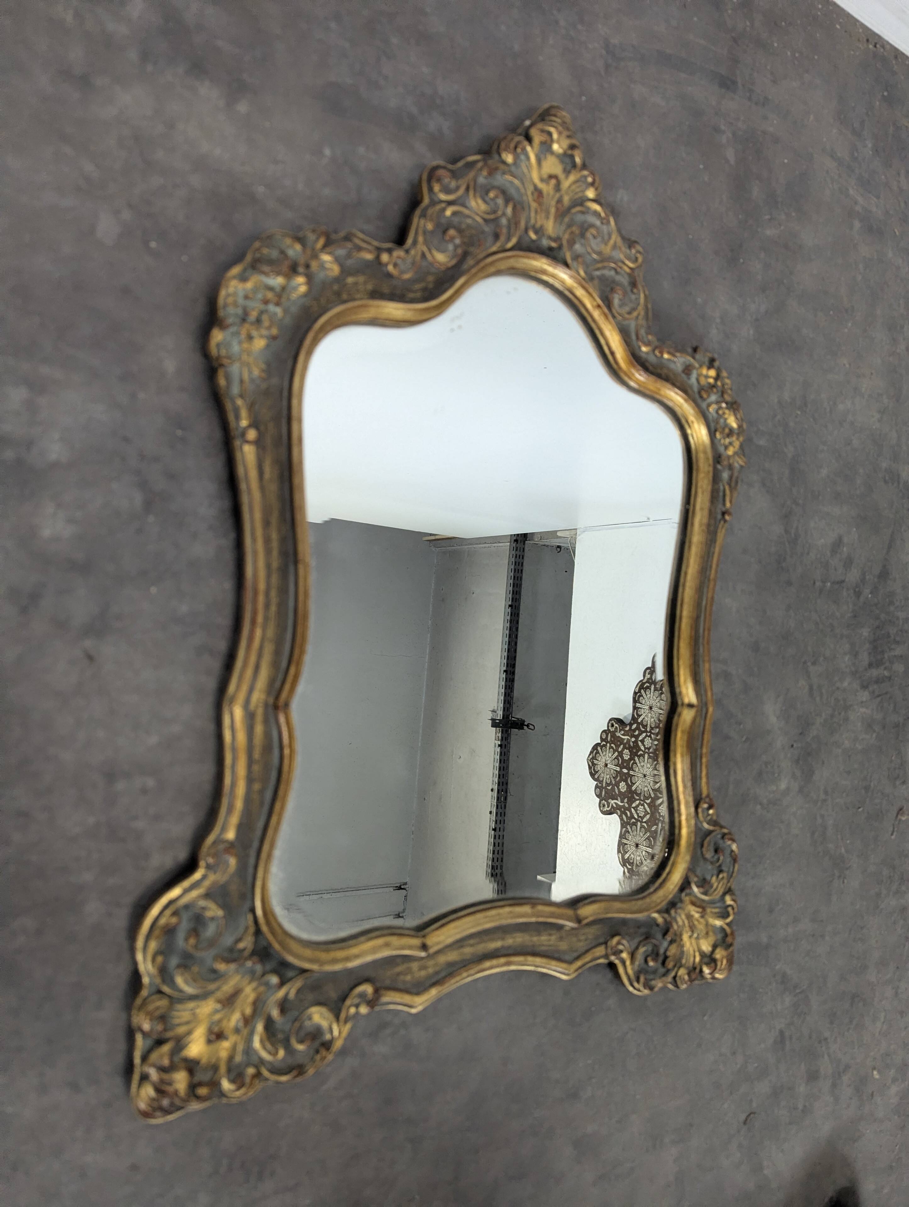 Miroir Louis XV en bois doré à cartouche