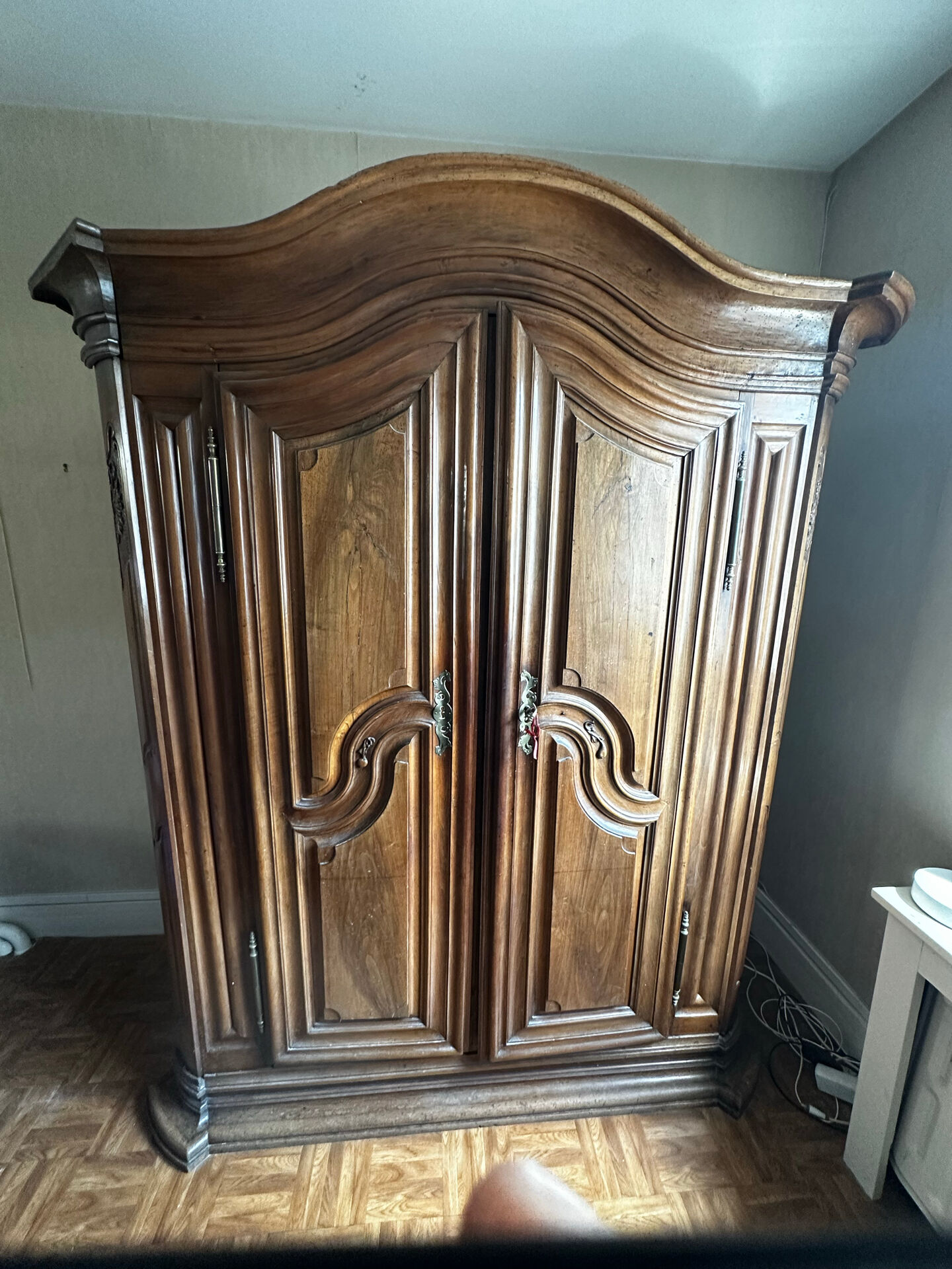 Large Alsatian Louis XV wardrobe in solid walnut – 18th century