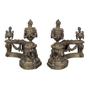 Paire de chenets Louis XVI en bronze aux pots à feu