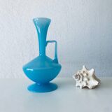 Carafe en opaline bleue
