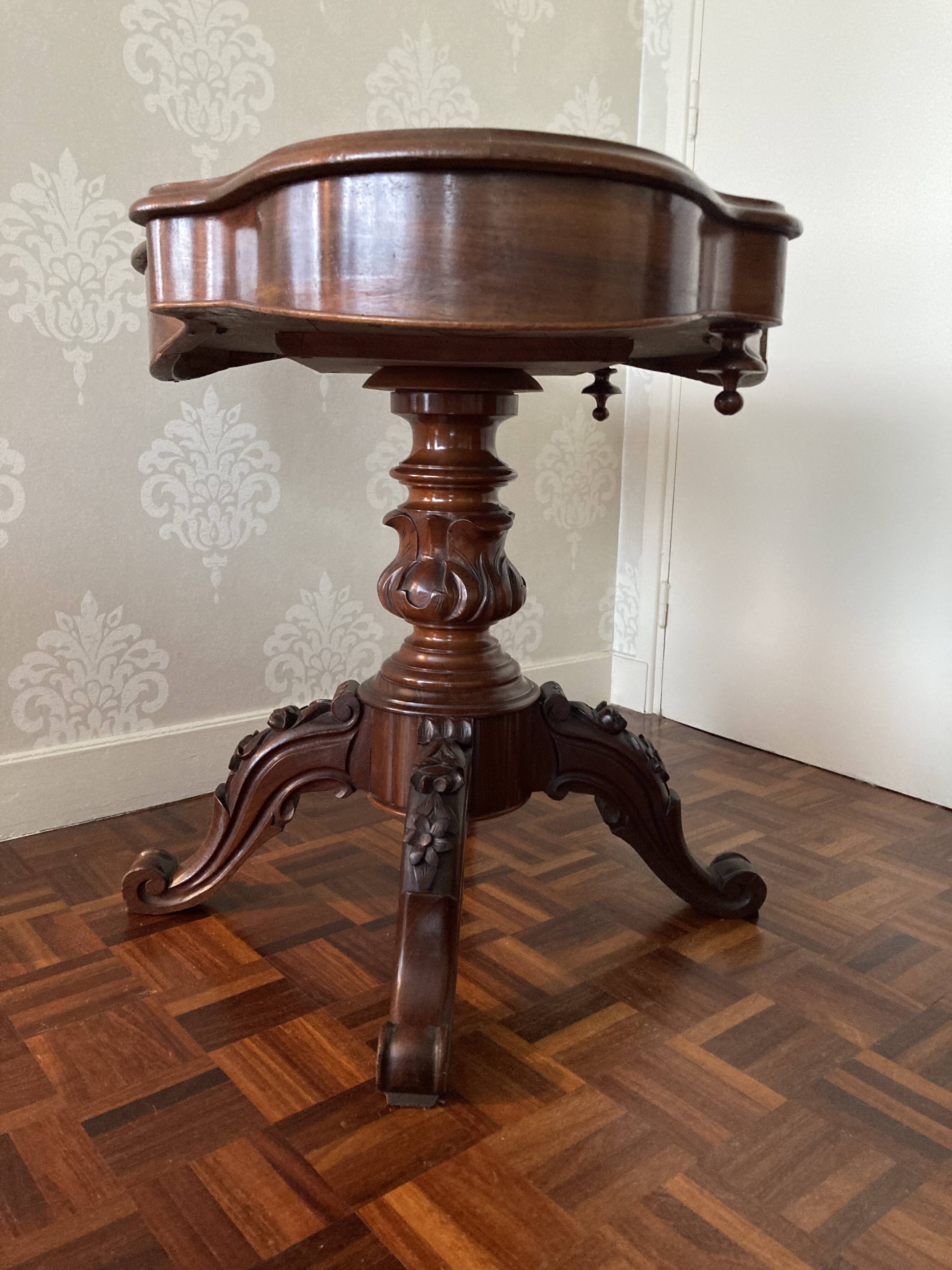 Small napoleon iii style pedestal table