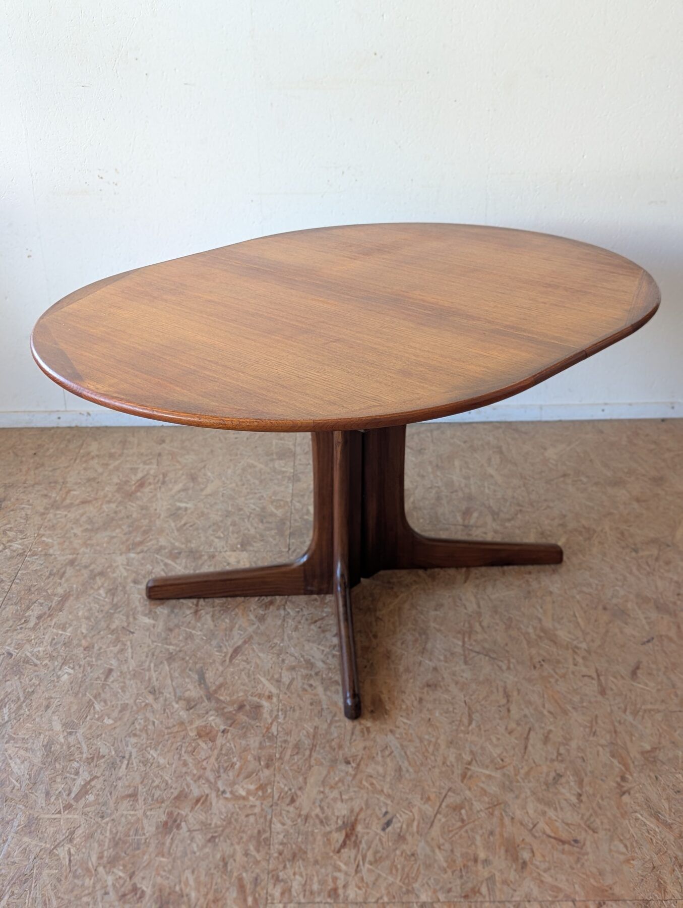 Scandinavian teak oval table from the 1960s, extendable up to 243 cm.