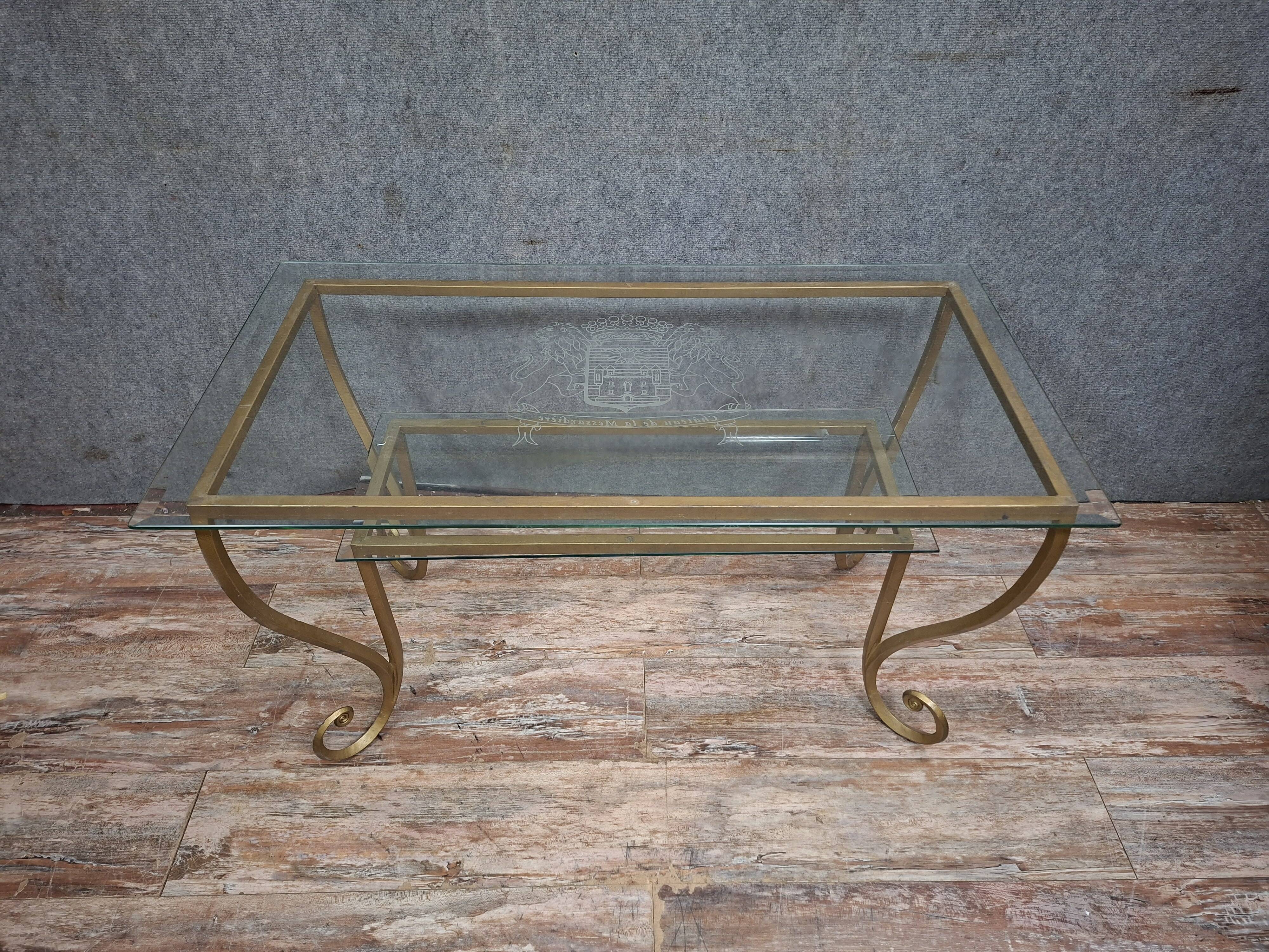 Table basse en laiton et verre gravé dans le goût de la Maison Jansen