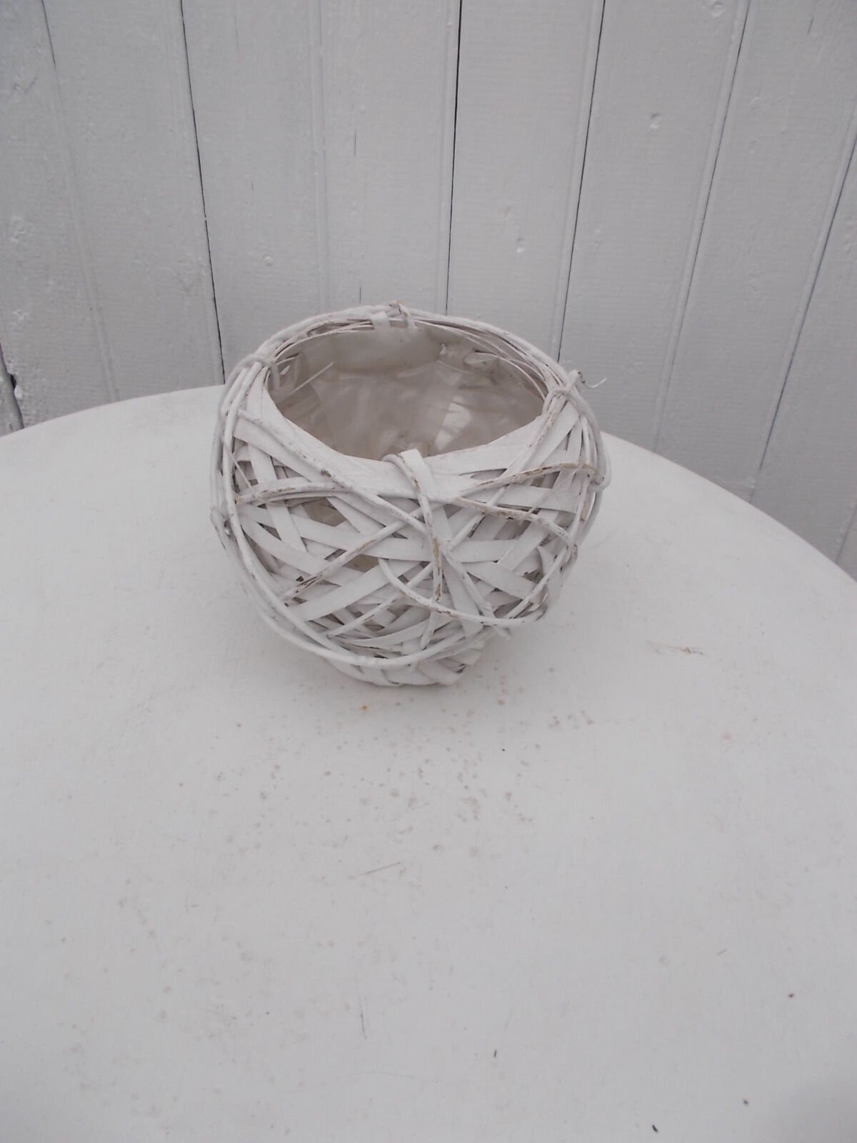 Round wicker cache pot
