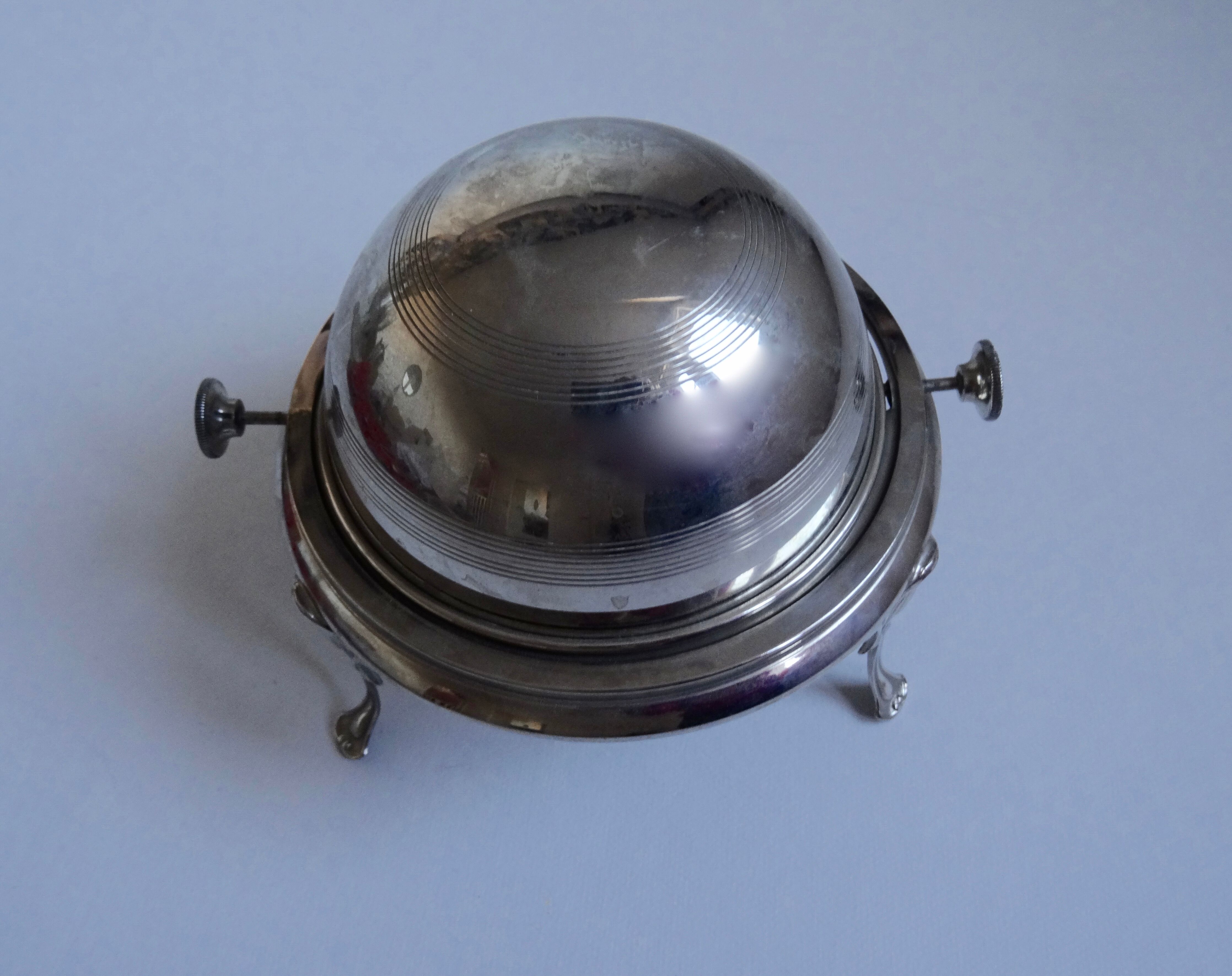 Caviar or butter display in metal