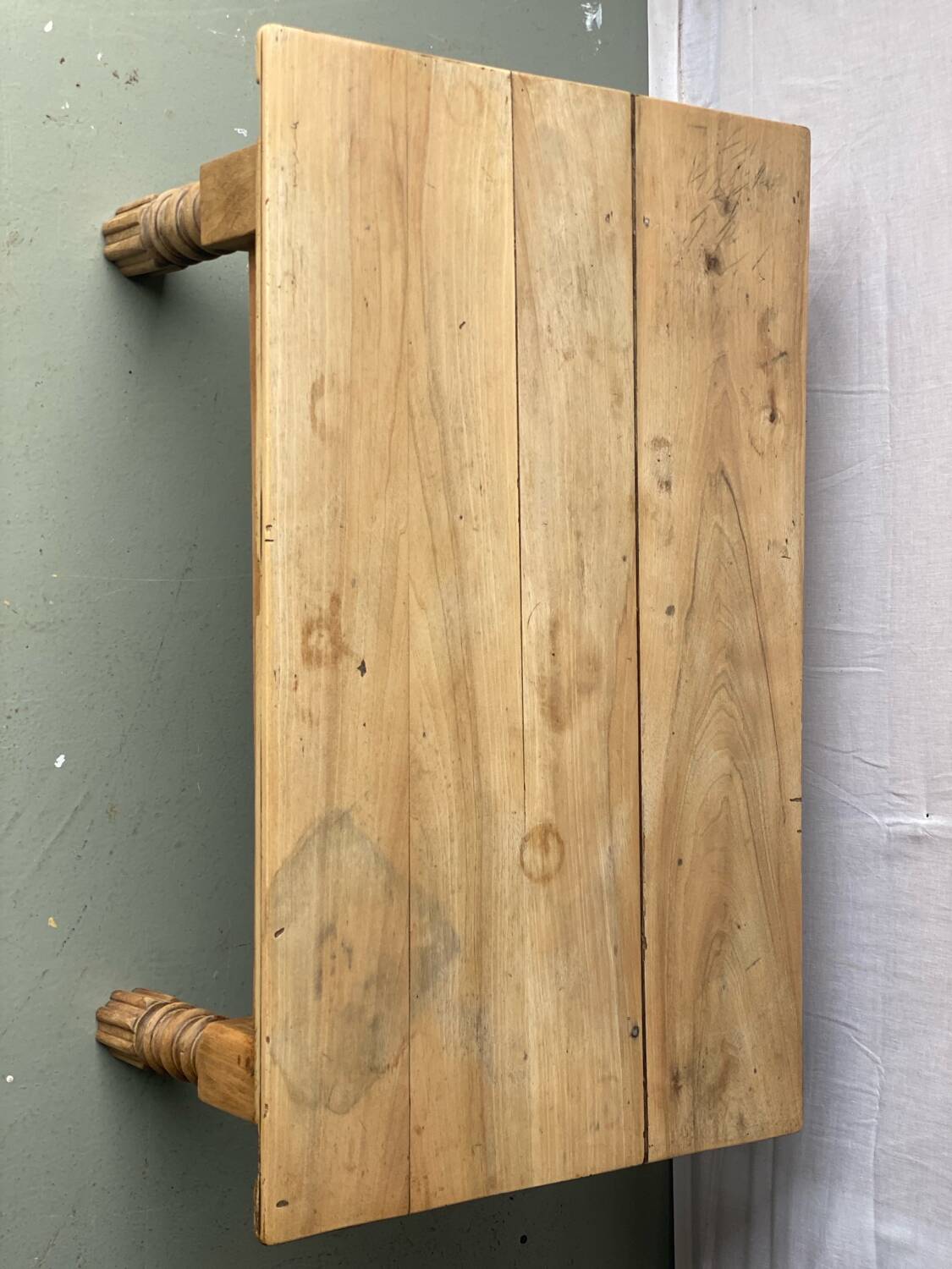 Table basse vintage en bois massif brut avec pieds sculptés
