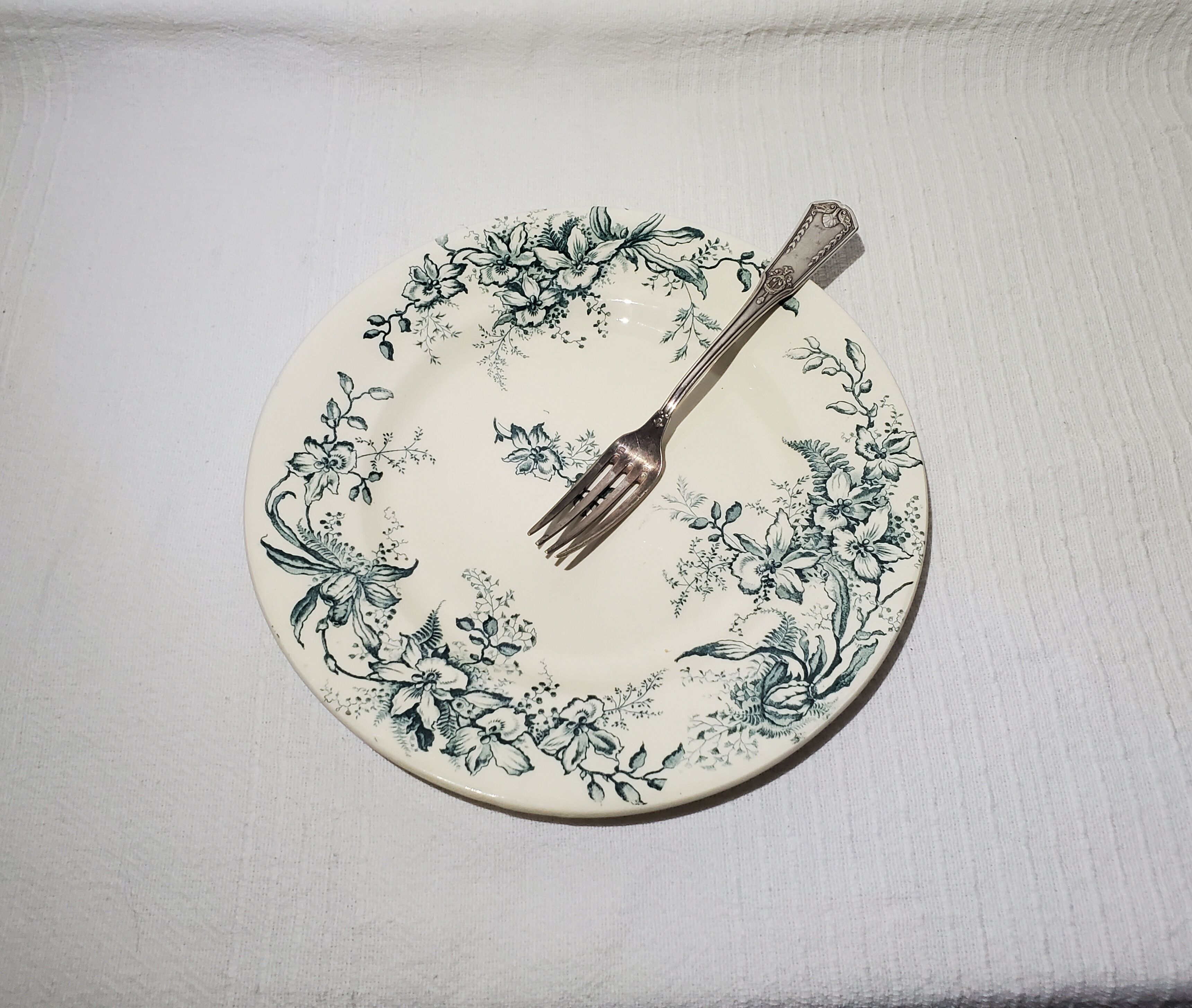 Flat plate of the earthenware factory of Salins model Cyclamen