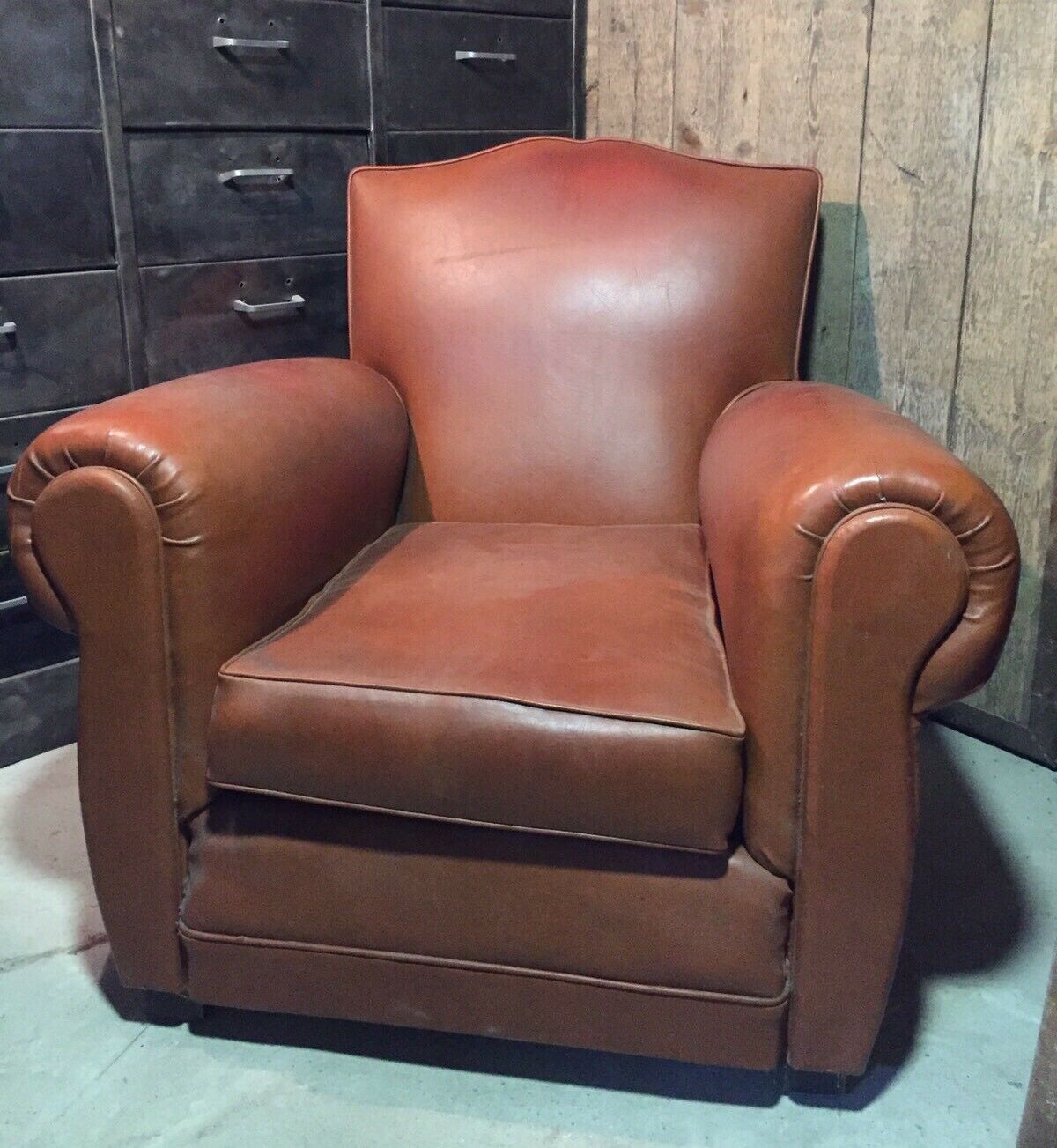 Club armchair moustache in brown leather