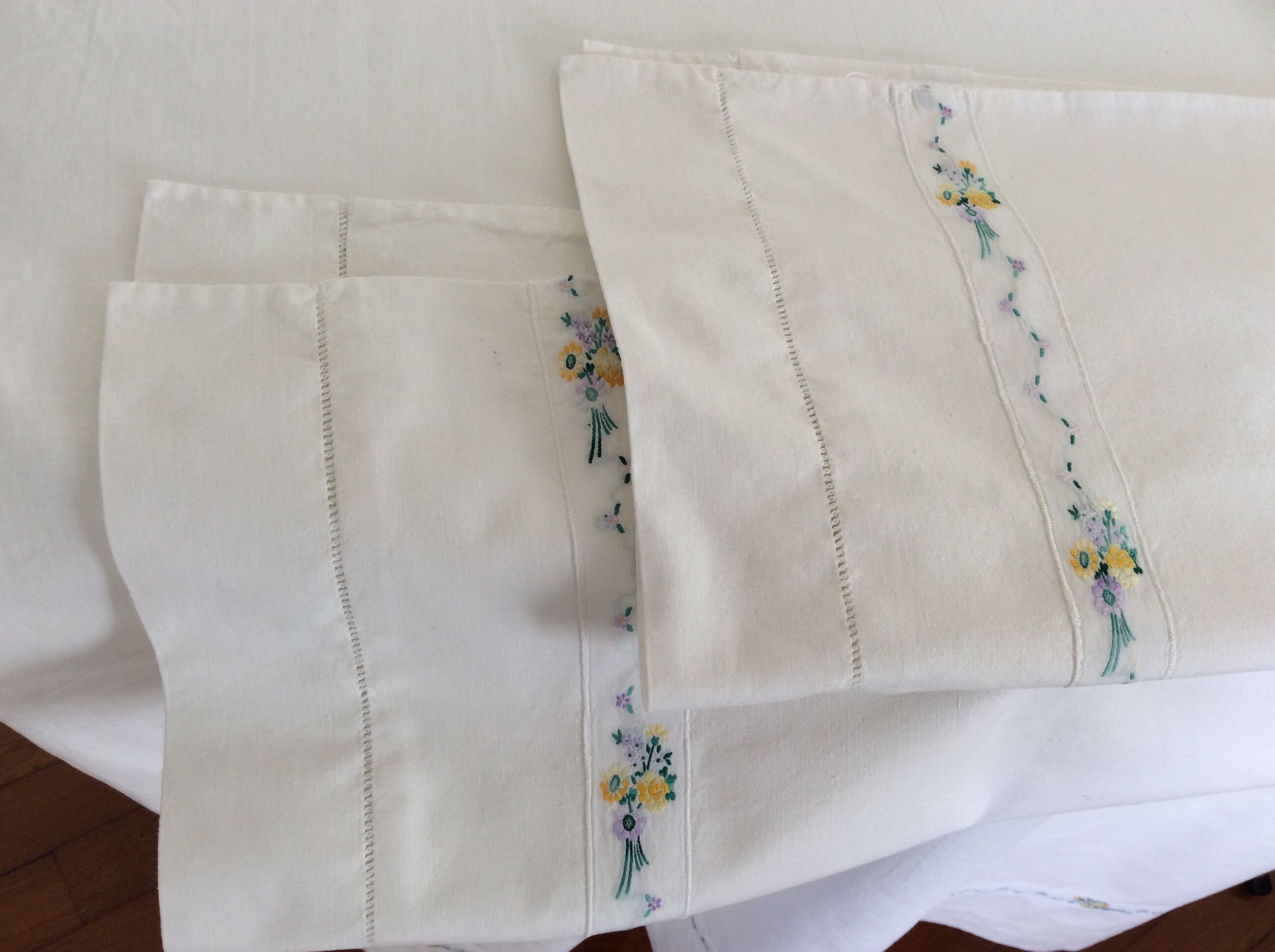 Sheet and pillowcases with small flower embroidered braid
