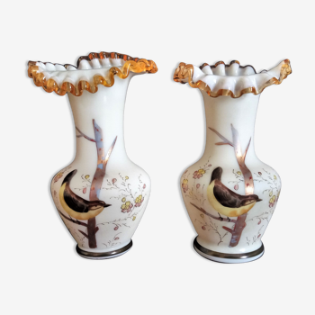 Paire de vases en opaline peints à la main avec motifs d'oiseaux en feuille d'or