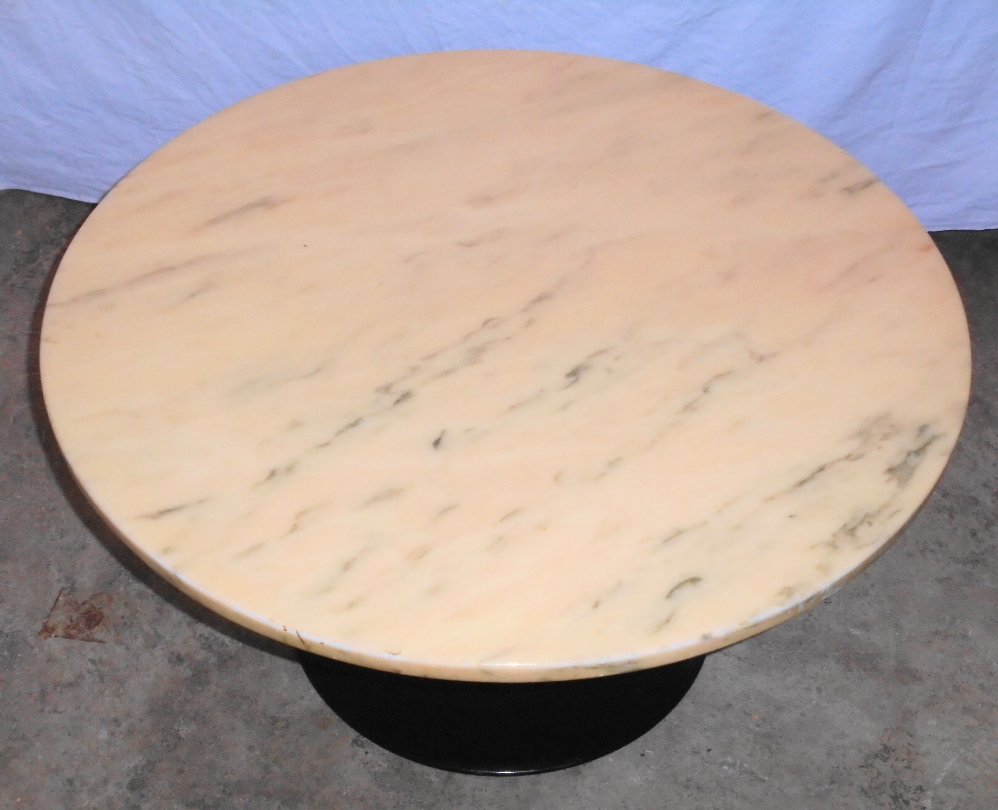 Round coffee table on tulip foot from the 70s