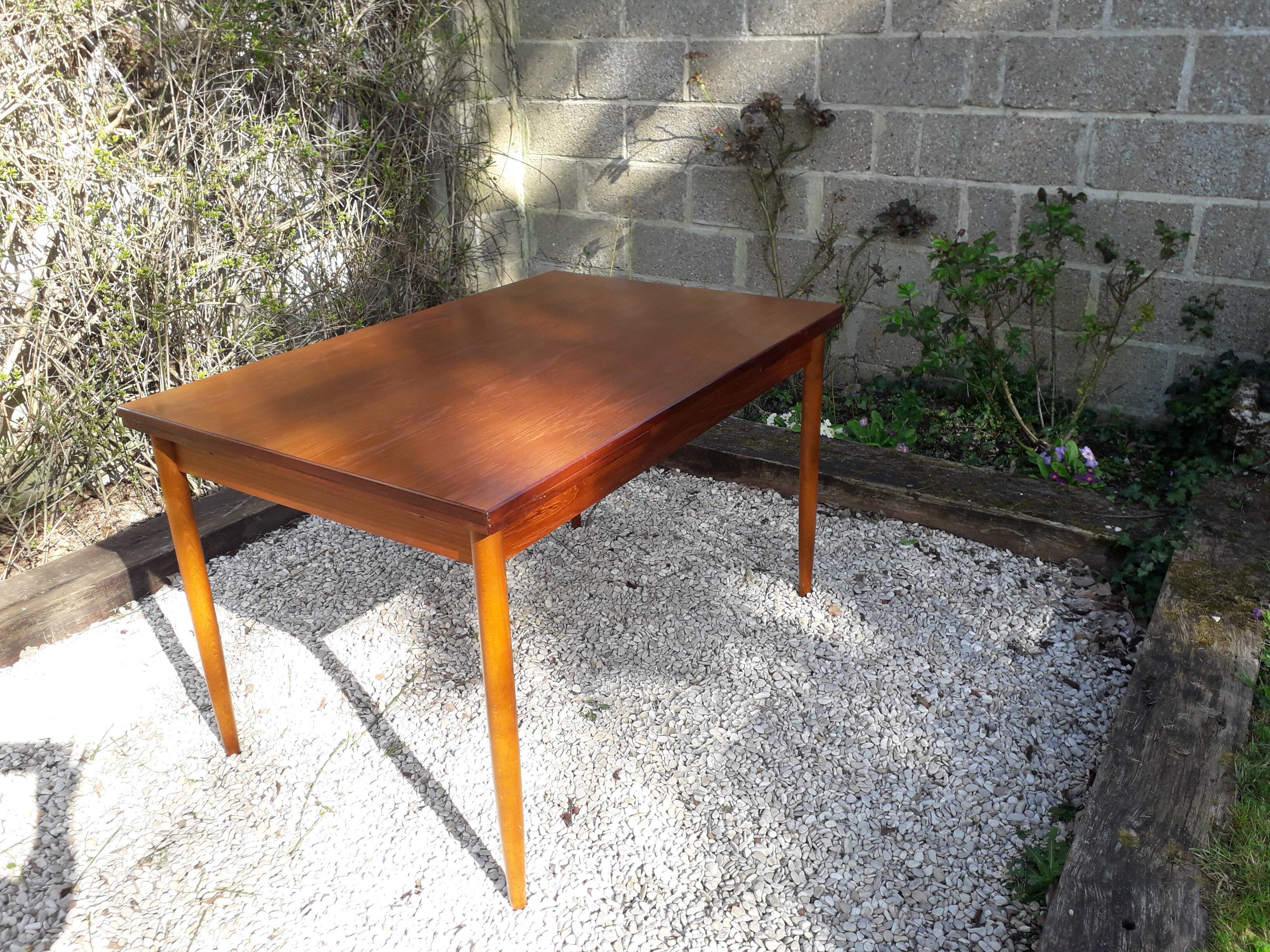 Extendable teak table