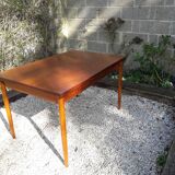 Extendable teak table