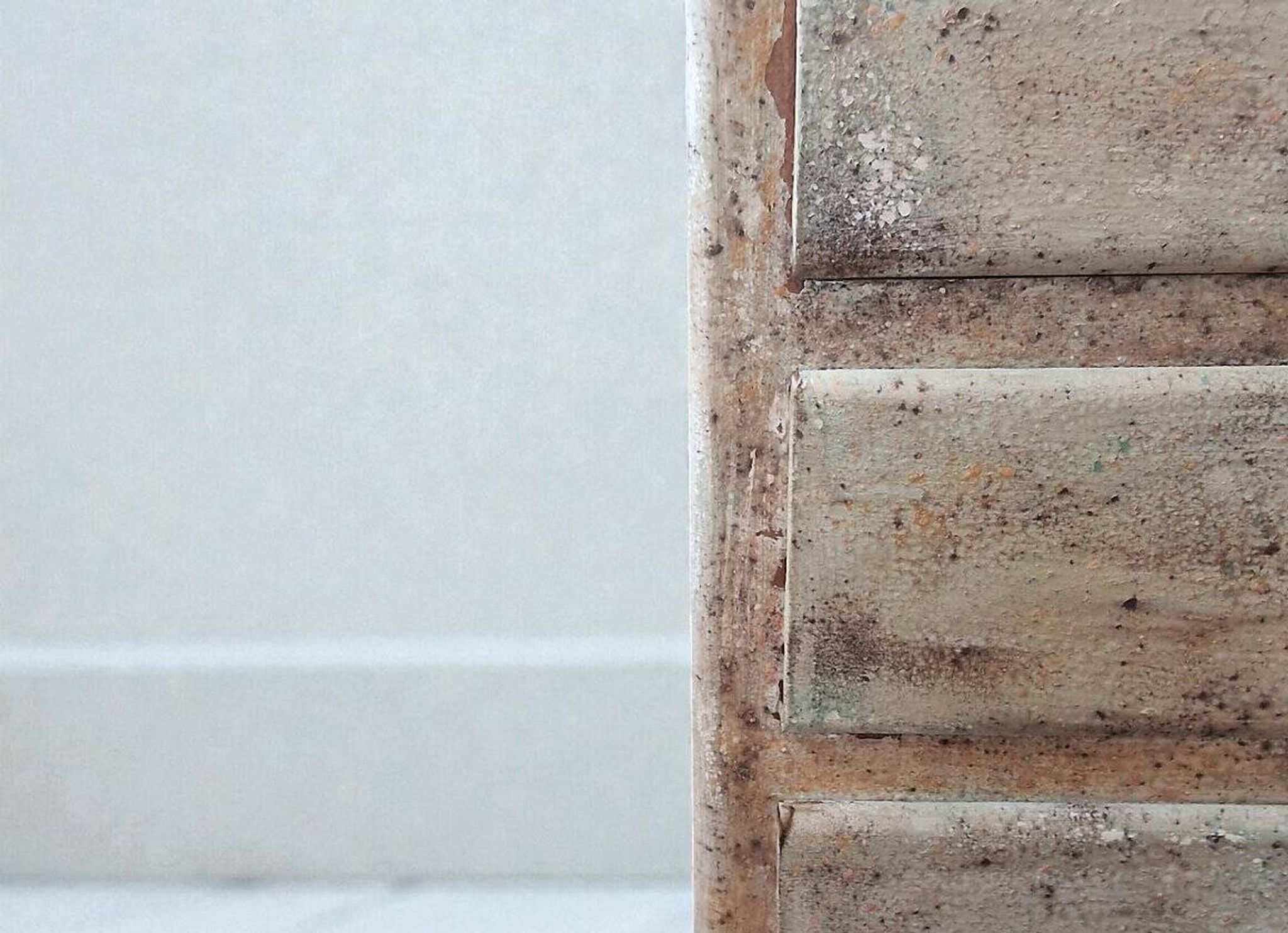 Small chest of drawers with pigments