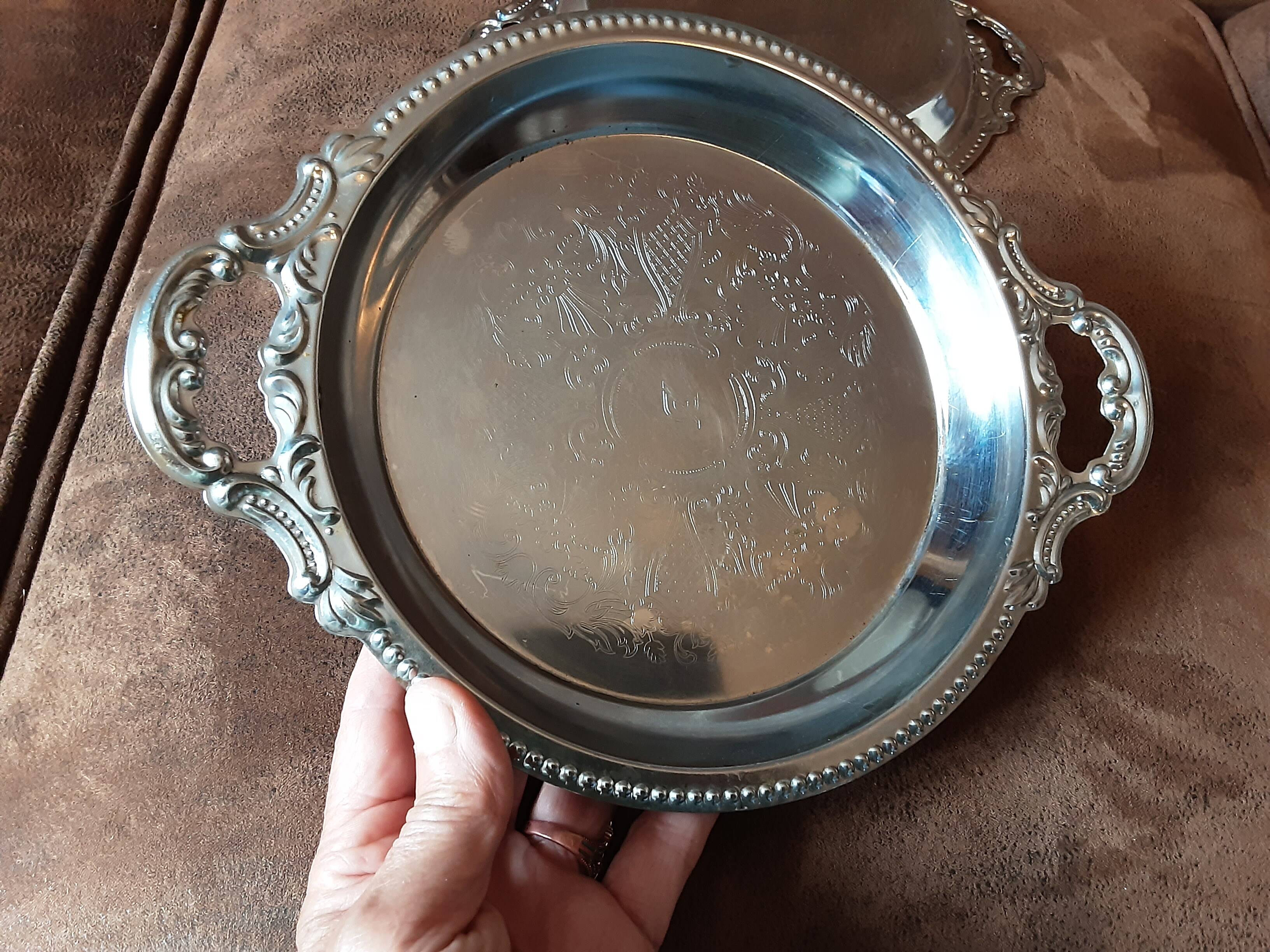 Set of 2 metal dishes