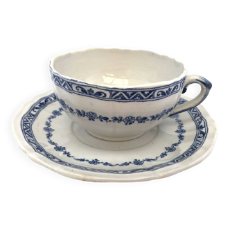 Tea cup in white and blue gien earthenware