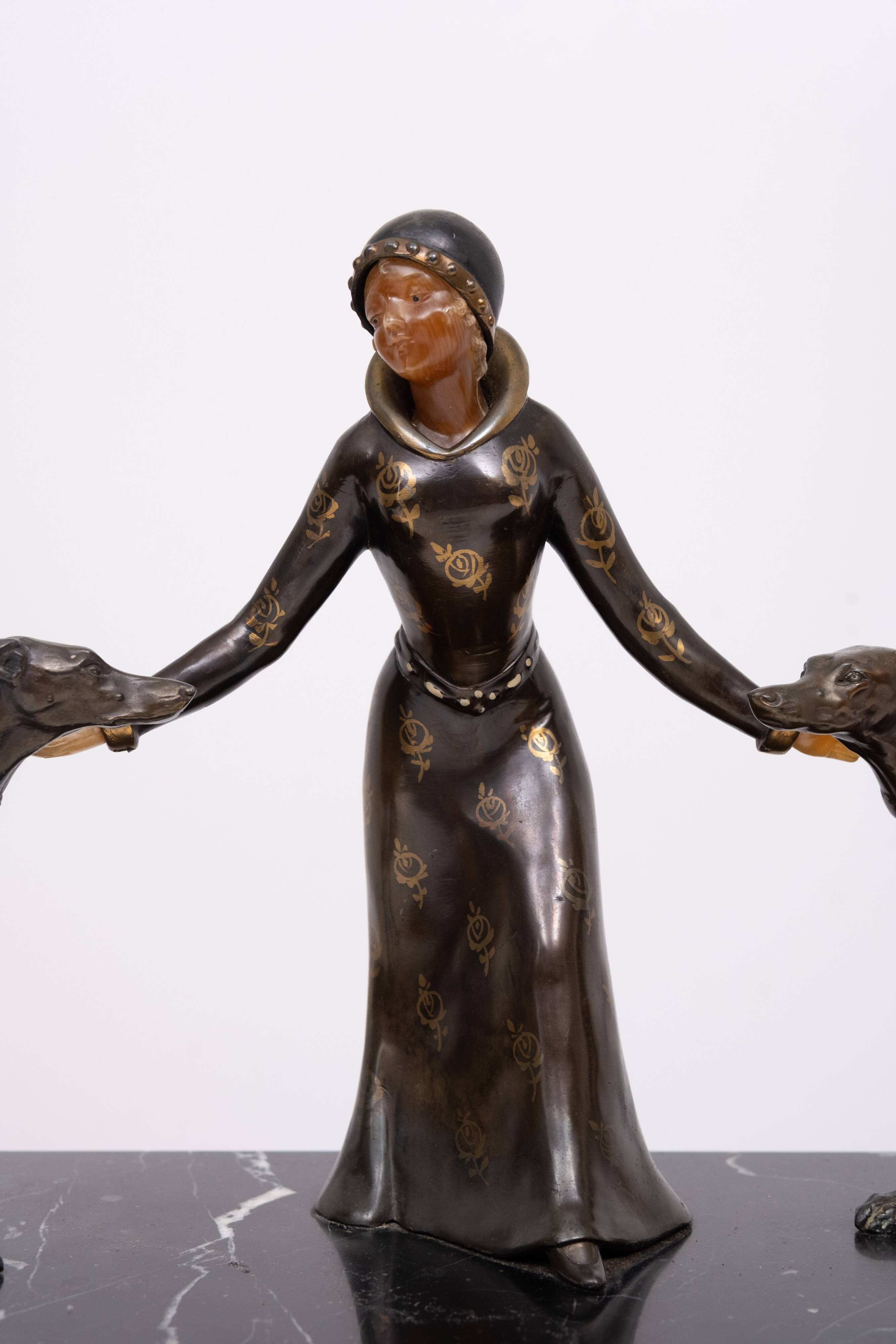 Sculpture Art Déco d'une femme avec des lévriers 1920/30 France