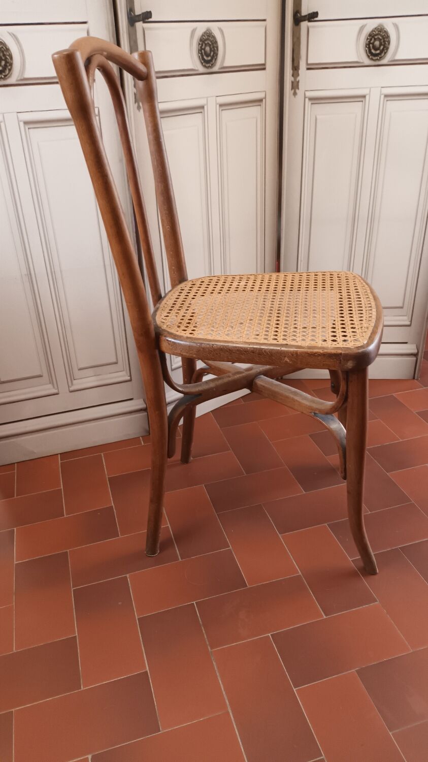 Curved wood bistro chair