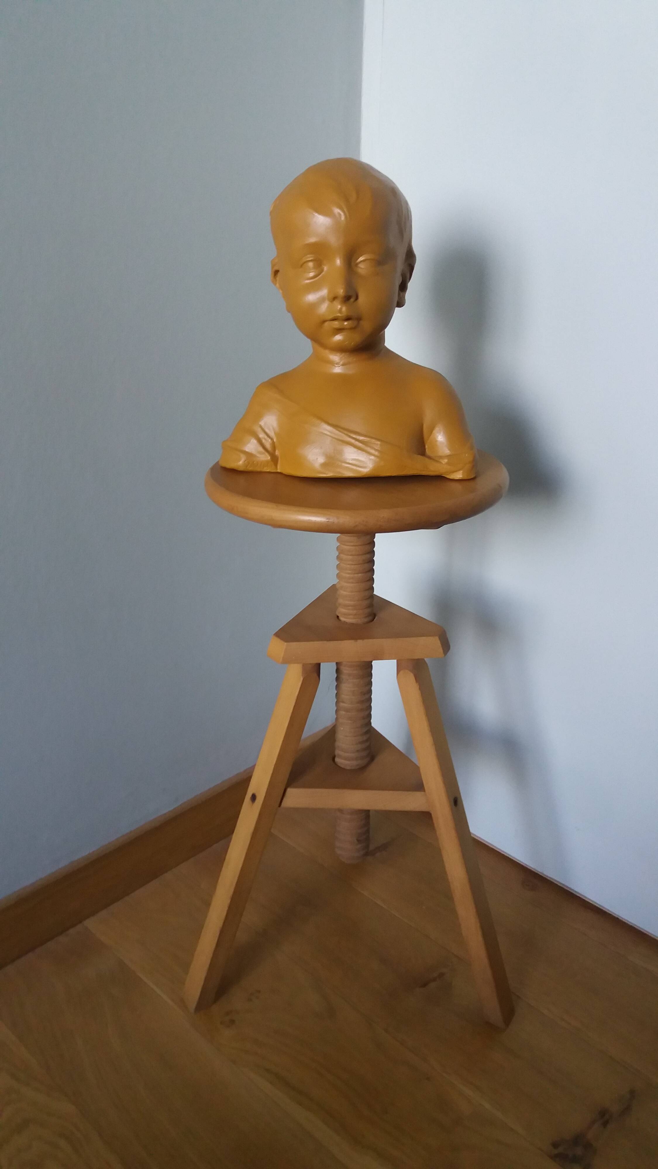 Tripod stool with a screw.