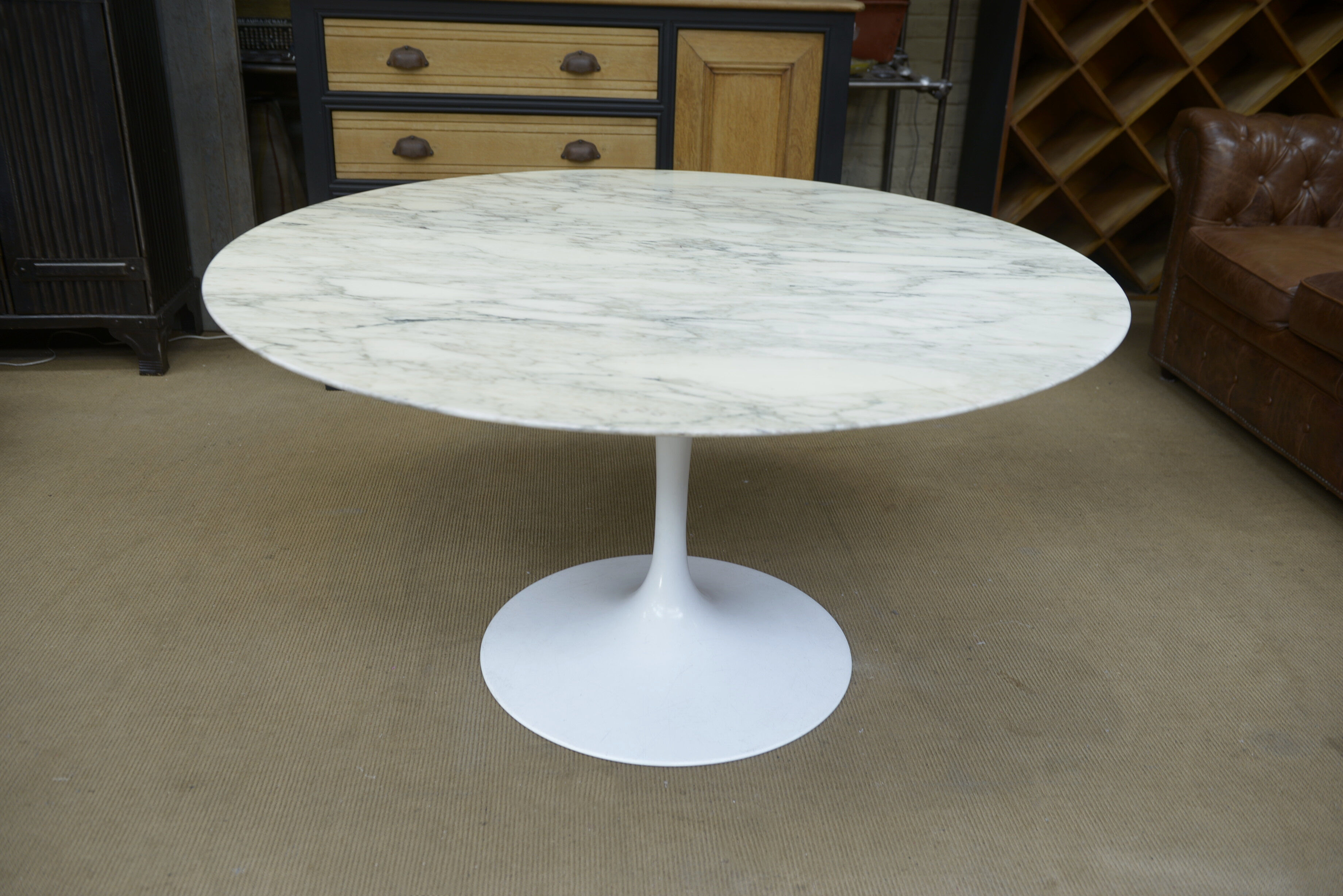 Round table "tulip 137" in marble, Eero Saarinen, Knoll 1960