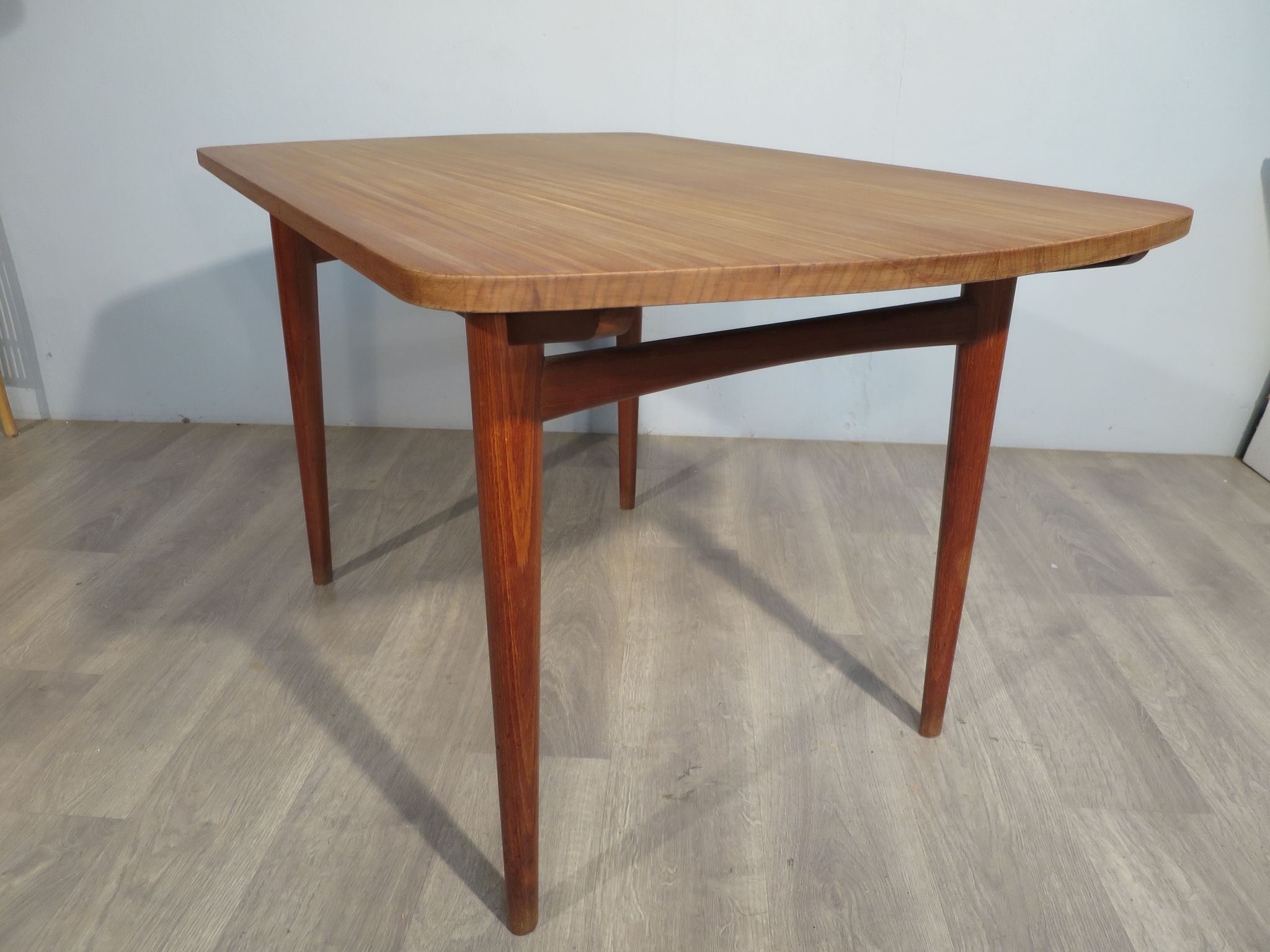 Table scandinave en teck massif des années 60