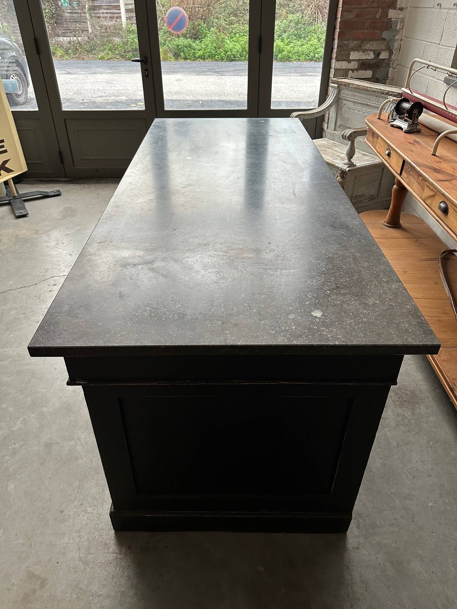 Ilot de magasin recouvert d’une pierre bleue