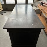 Ilot de magasin recouvert d’une pierre bleue