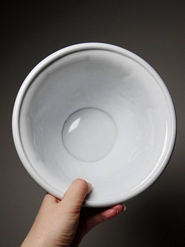 Cache-pot ancien en porcelaine de Limoges à décor en relief de feuillages