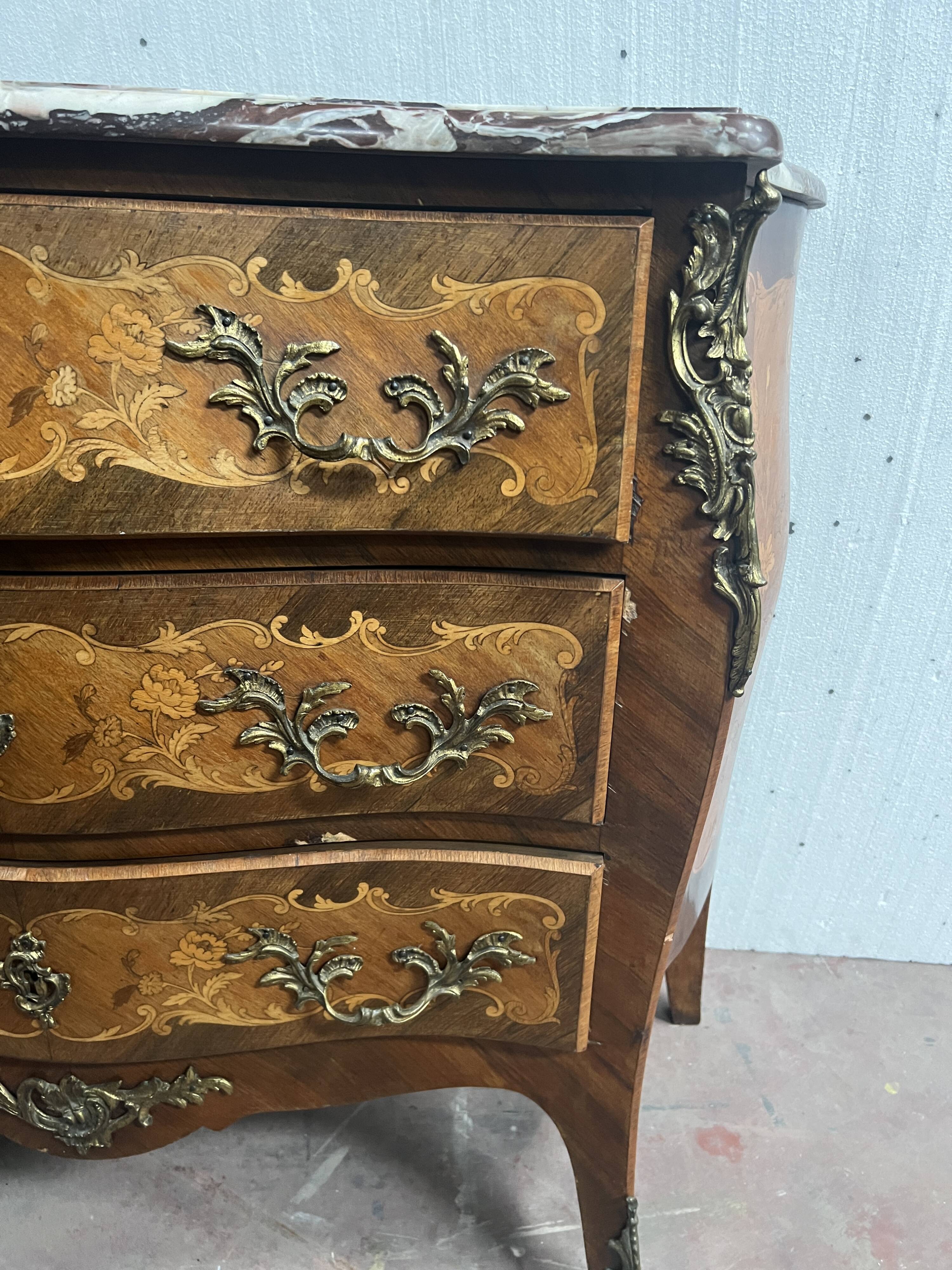 Commode de style Louis XV marquetées toutes faces XX siècle