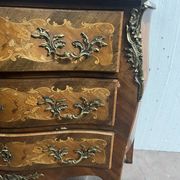 Commode de style Louis XV marquetées toutes faces XX siècle