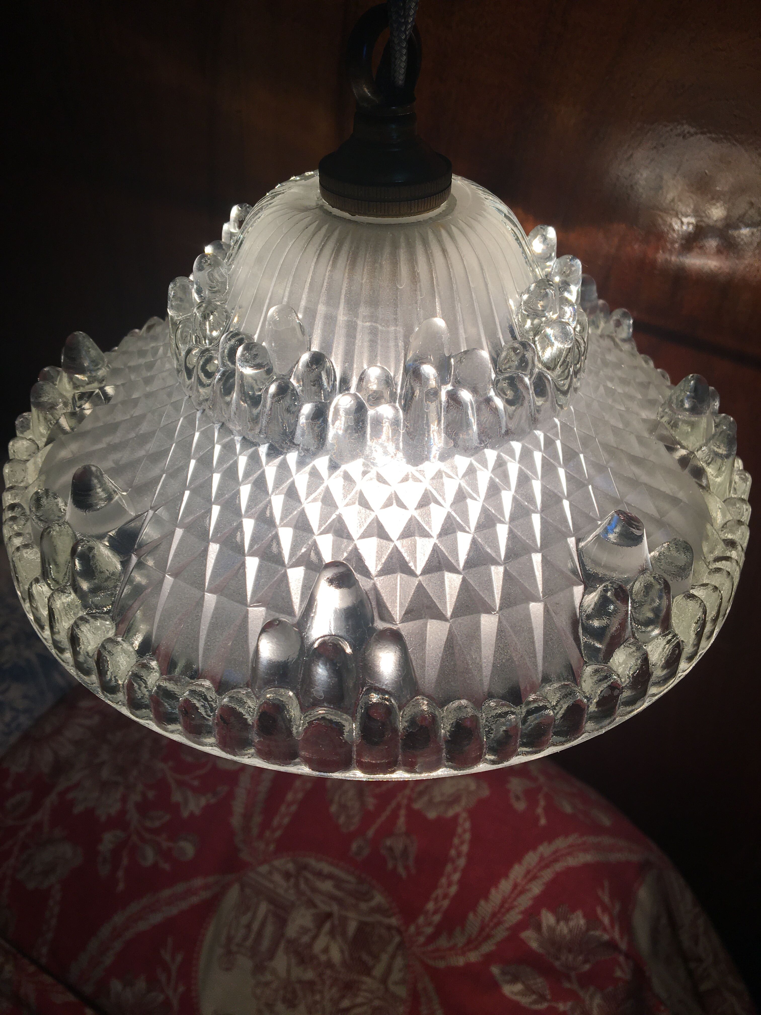 Hanging moulded glass with cable