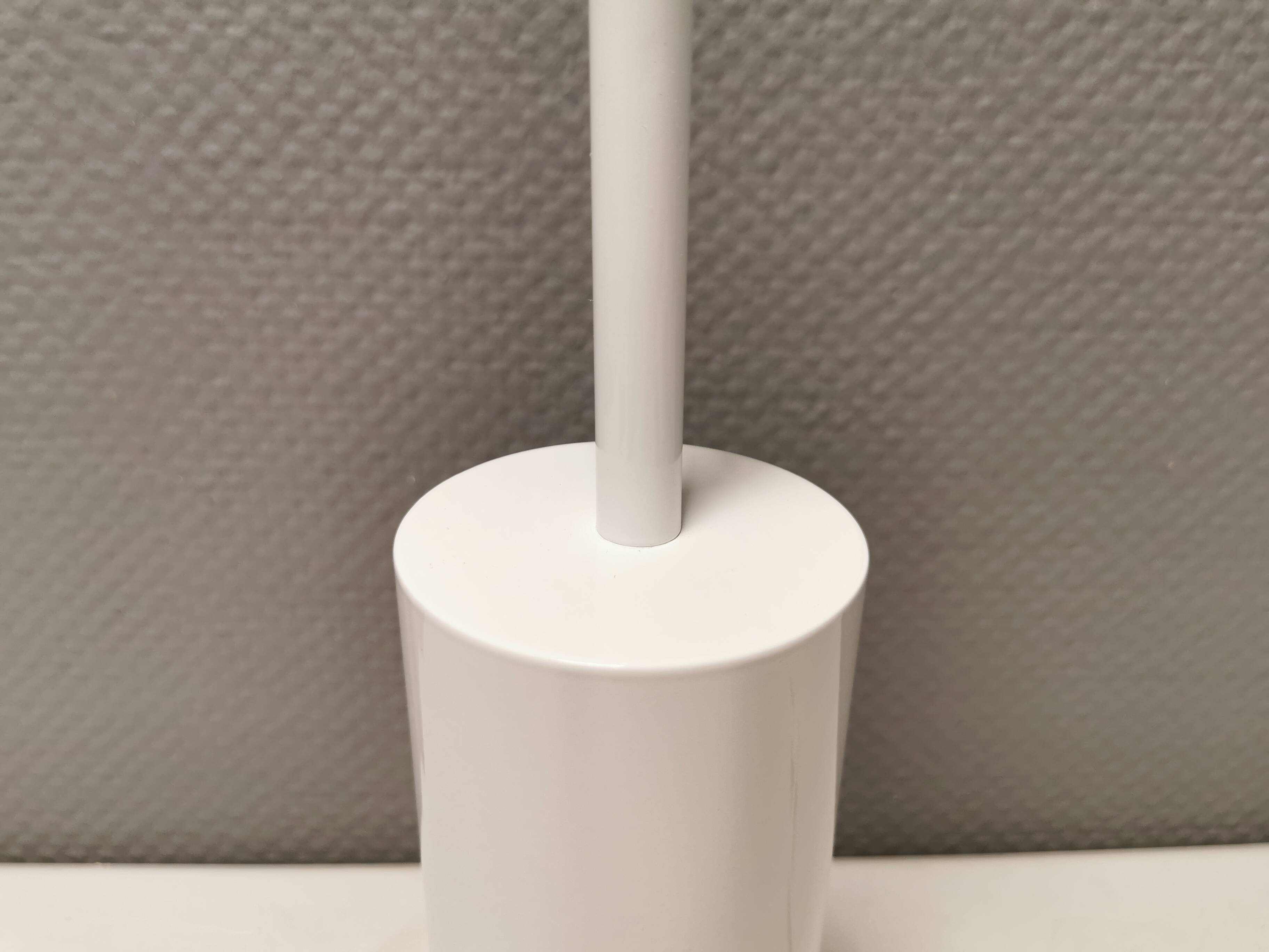 Classic table lamps in white lacquered metal from Danish Horn lighting 1980-90s.