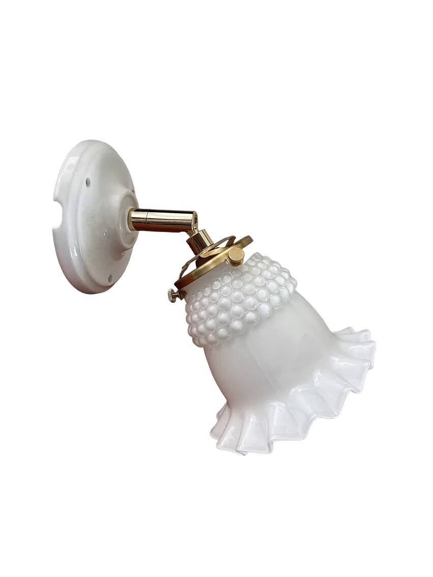 Applique murale en opaline blanche