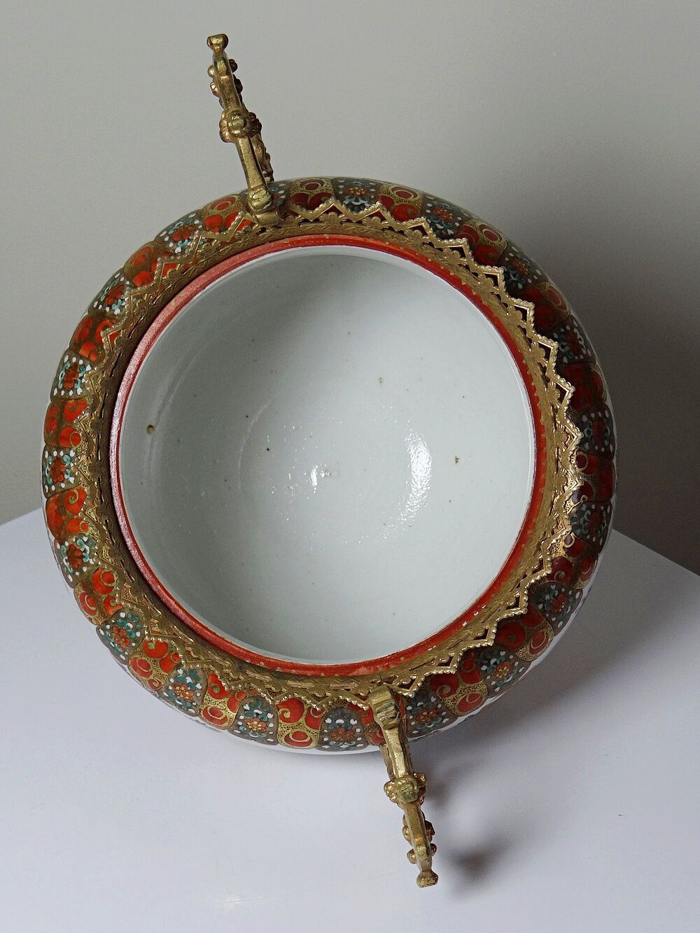 Cache-pot japonais en porcelaine Kutani et bronze, époque Meiji XIX-XXe