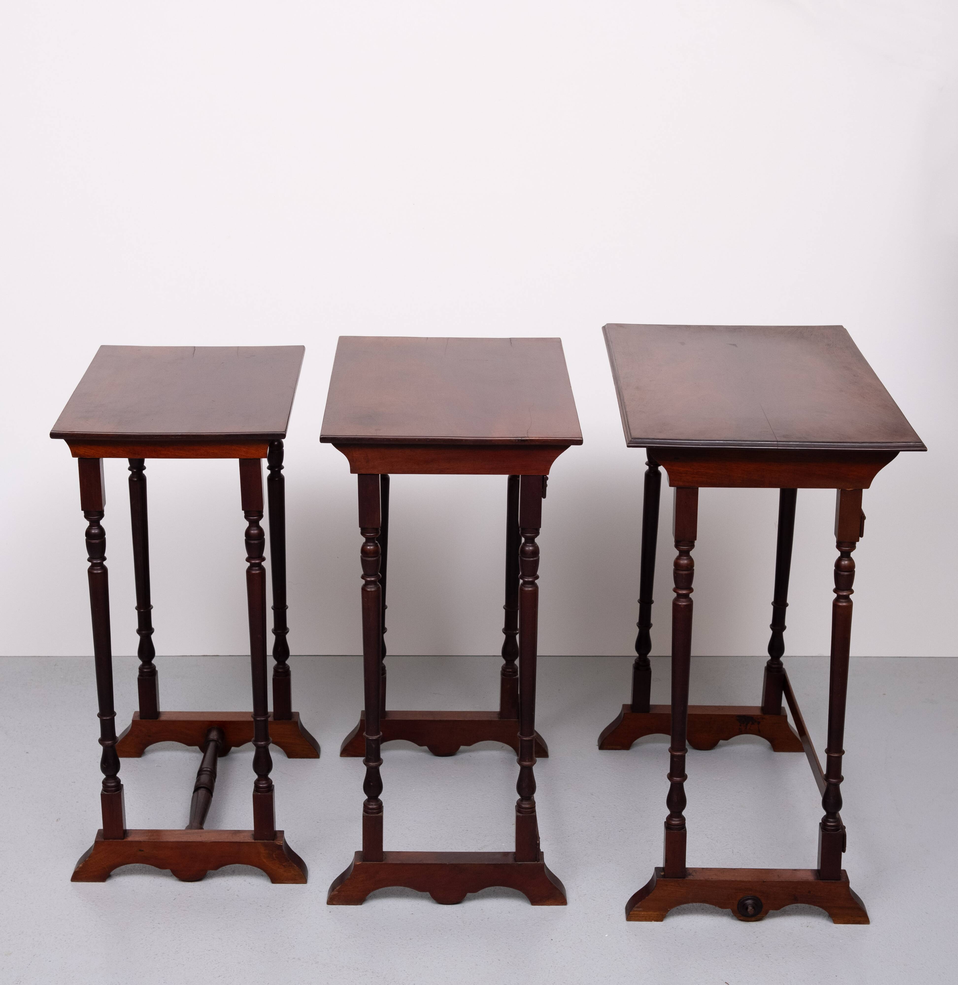 Tables gigognes victoriennes antiques d'Angleterre des années 1880