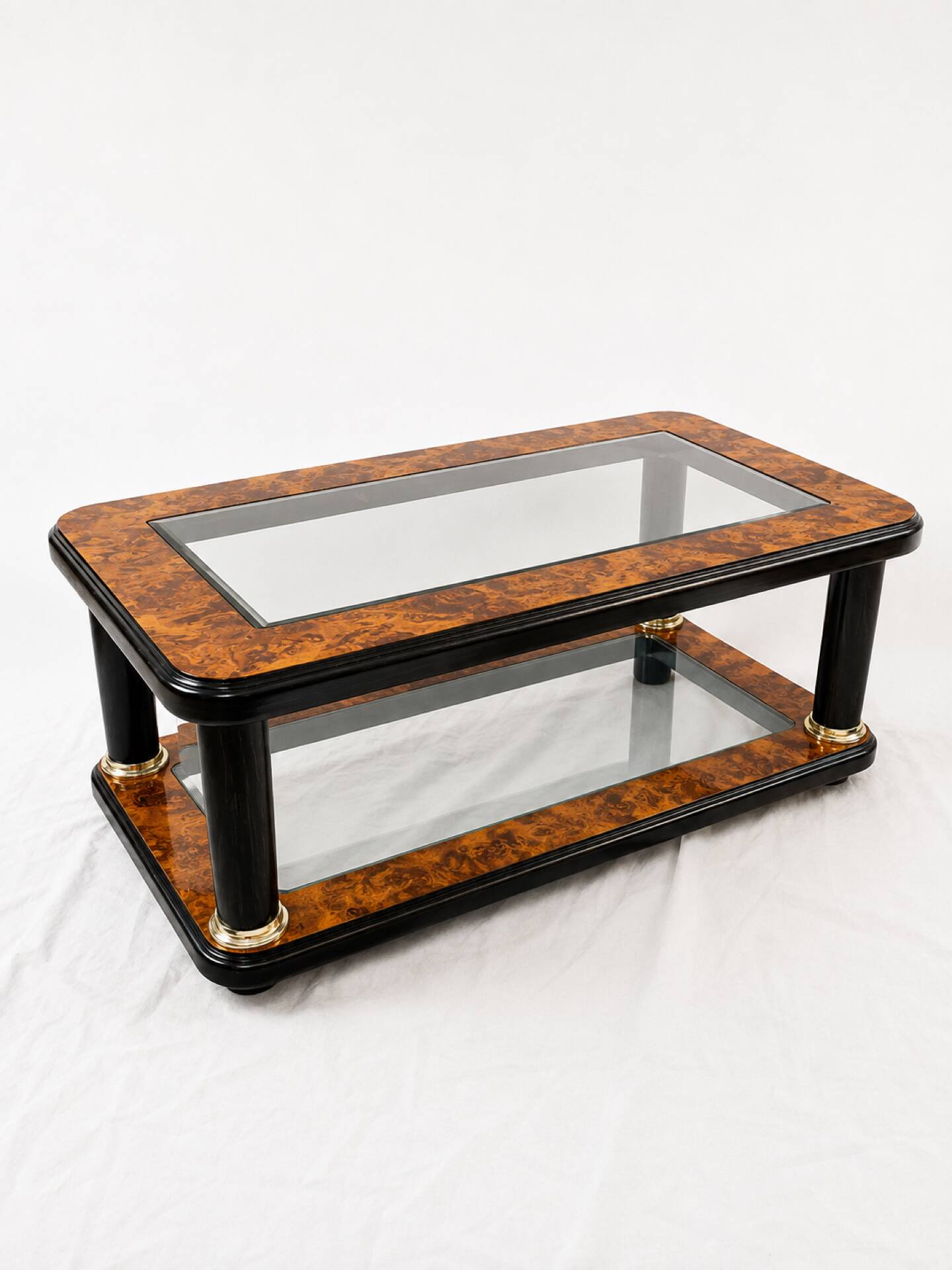 Table basse en loupe de bois, verre et laiton de style Art Déco